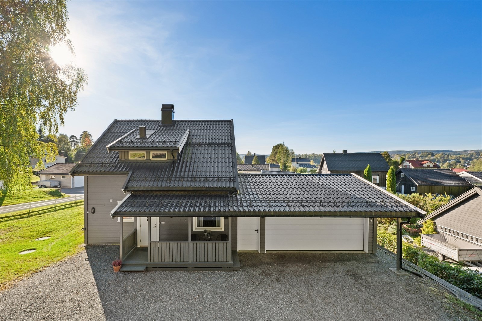 Dobbeltgarasjen ble bygd i 2010 og er utstyrt med med el-bil lader fra 2025. Taket ble byttet i 2021 og har en forventet levetid på 30 år! Galleribilde
