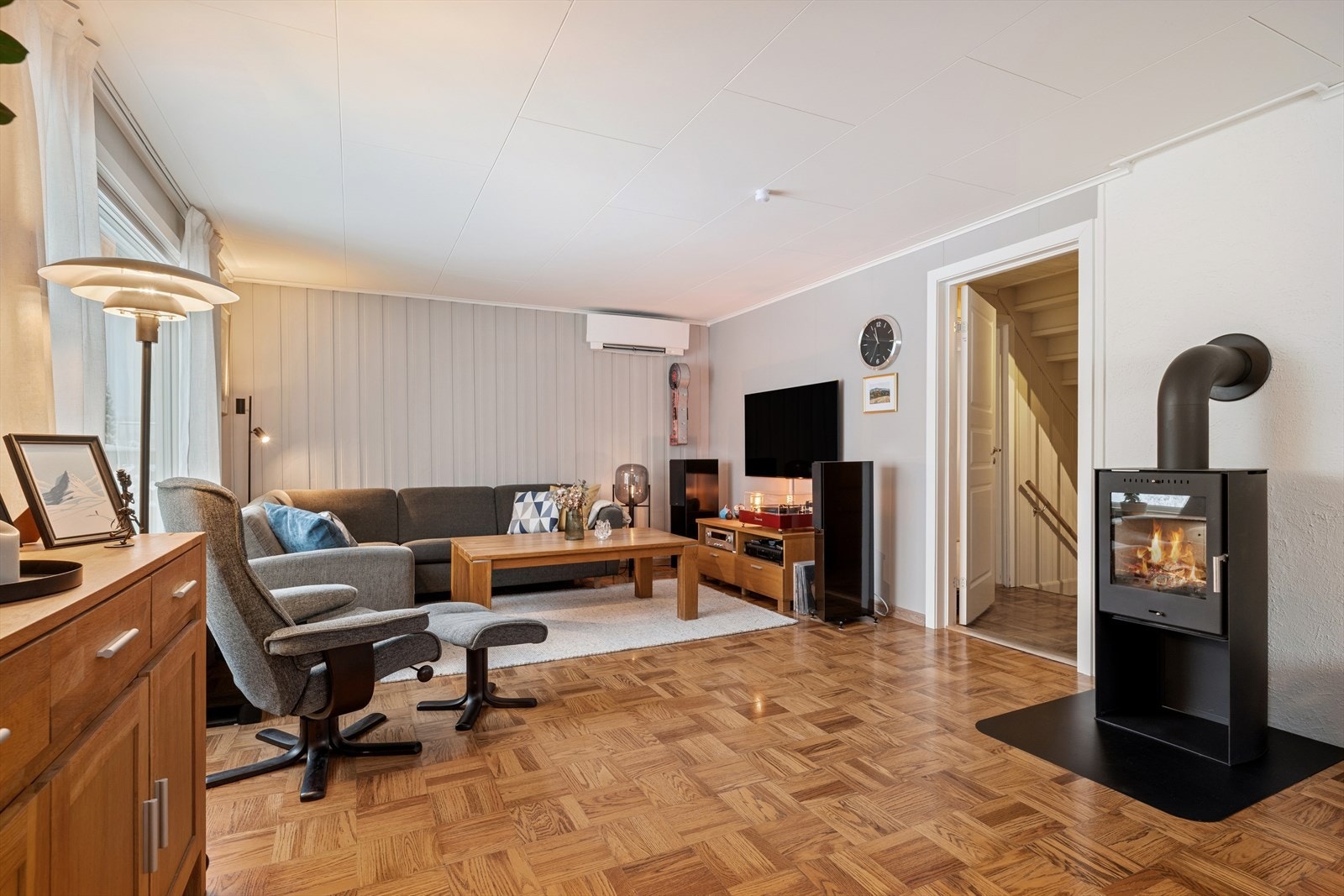 Vedovnen ble installert i 2023 og bidrar til et behagelig inneklima, praktisk plassert mellom stuene. Galleribilde