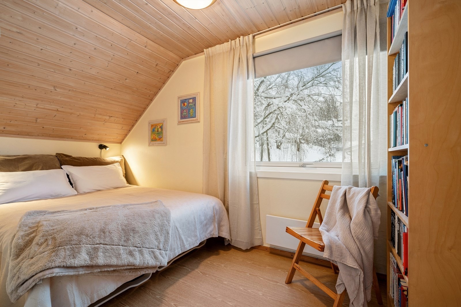 Lyst og innbydende soverom med plass til dobbeltseng. Galleribilde