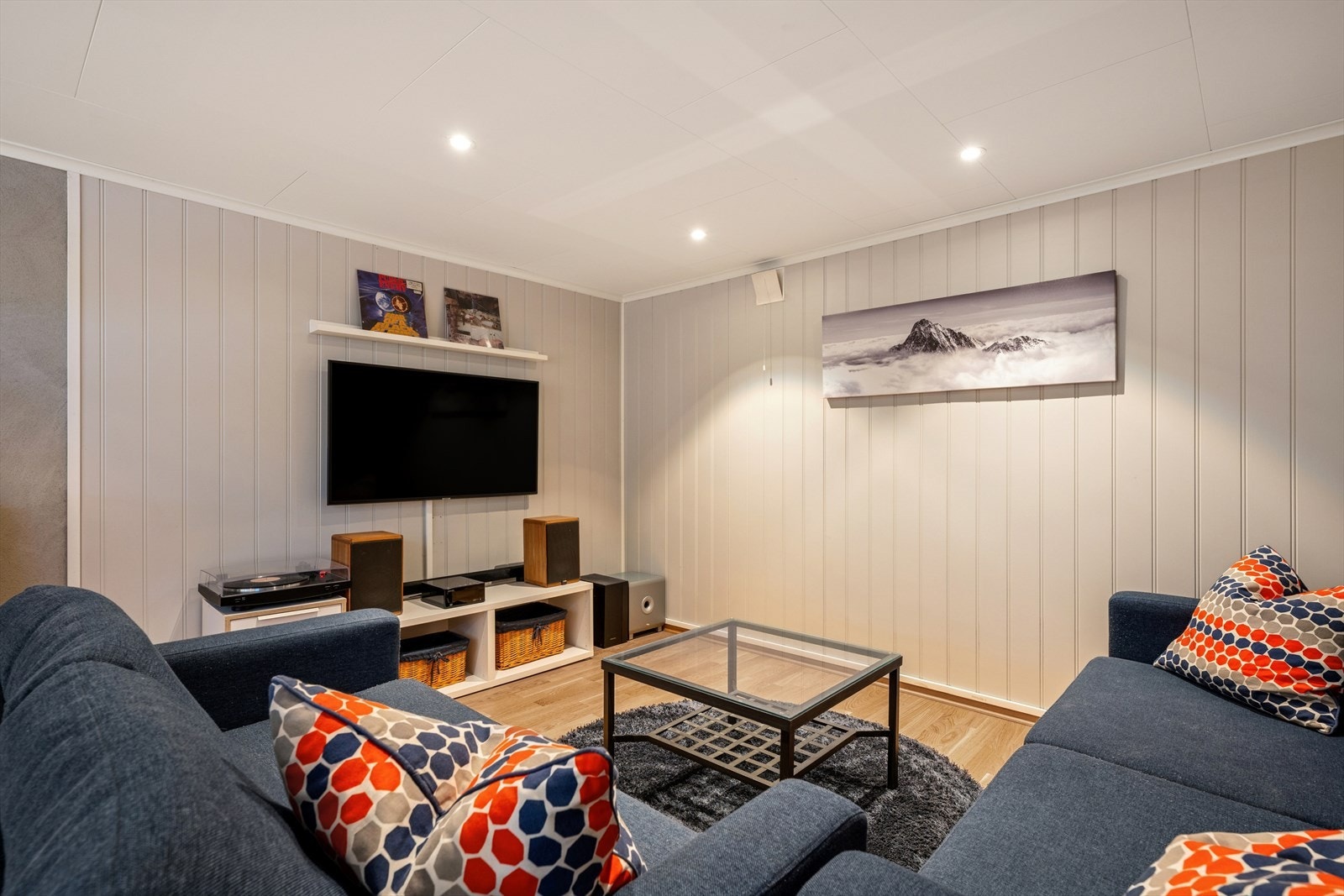 Rommet er for tiden innredet som en koselig TV-stue og kontor. Det er ikke godkjent for varig opphold, se punktet om ferdigattest i salgsoppgaven. Galleribilde