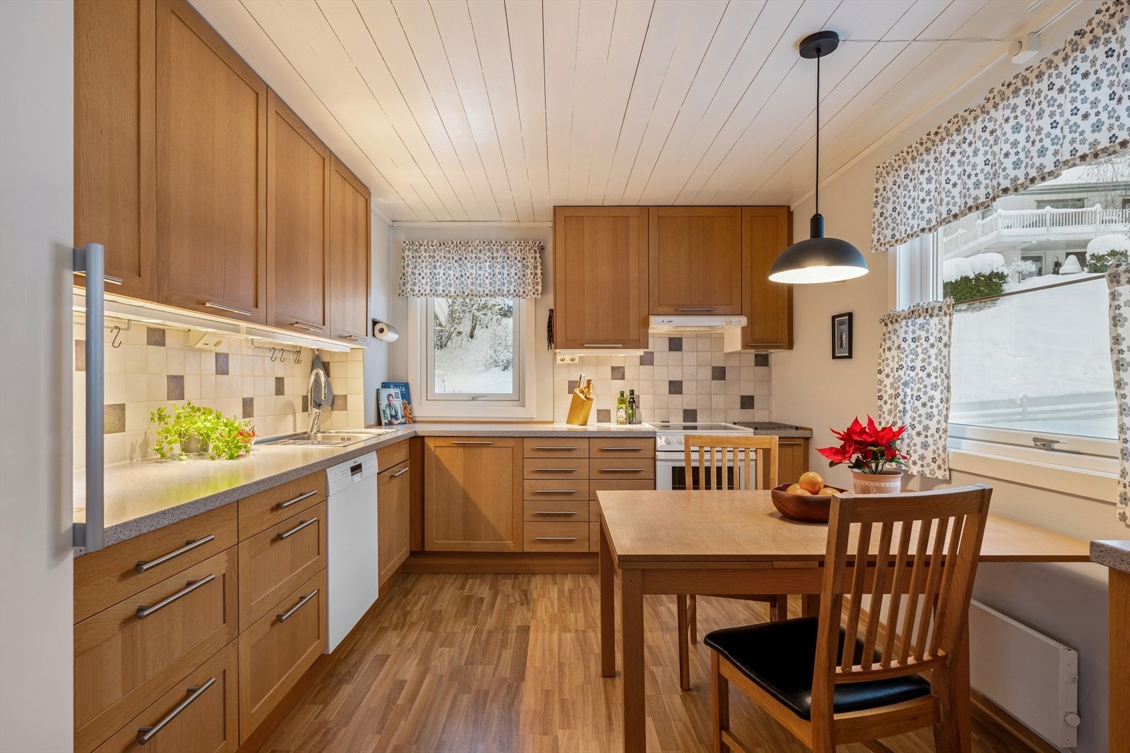 Boligen har et romslig kjøkken med gode arbeidsflater og rikelig med skap- og benkeplass. Galleribilde