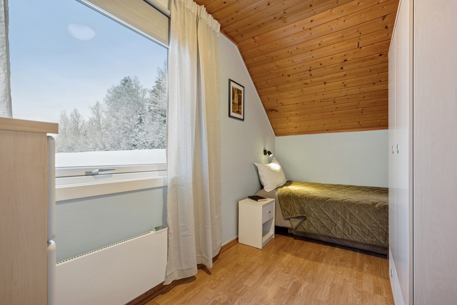 Sjarmerende soverom, malt i en behagelig blåtone. Galleribilde