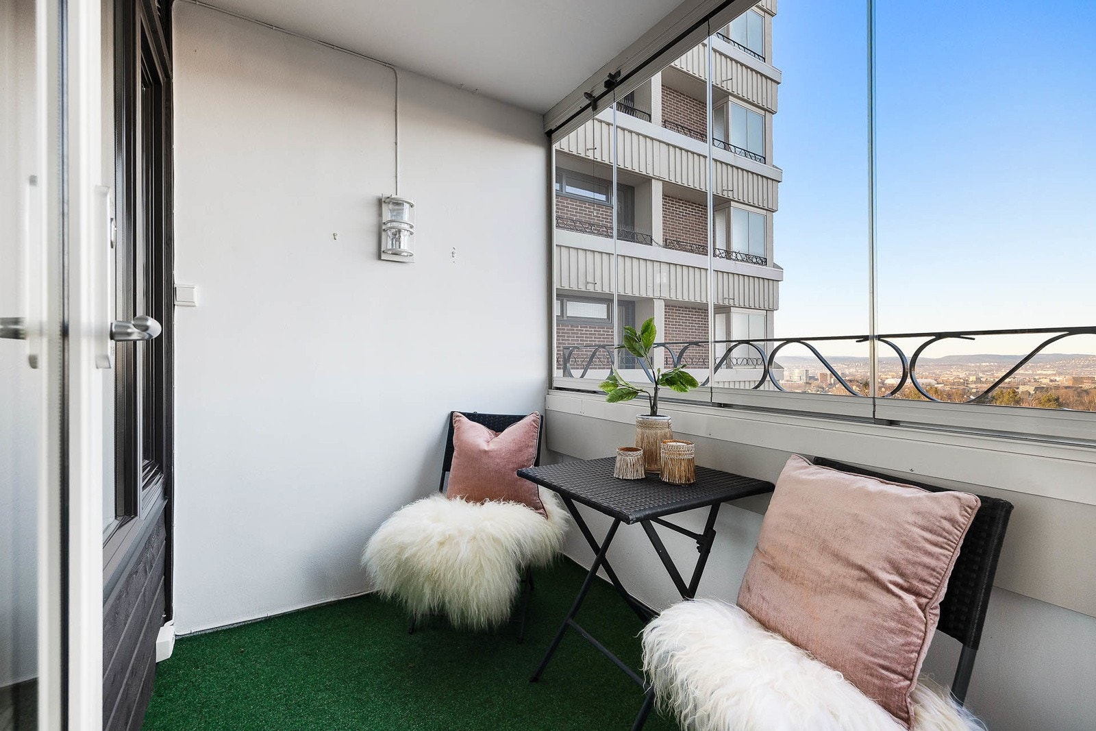 Fra stue er det utgang til nordvestvendt innglasset balkong på 4 m² Galleribilde