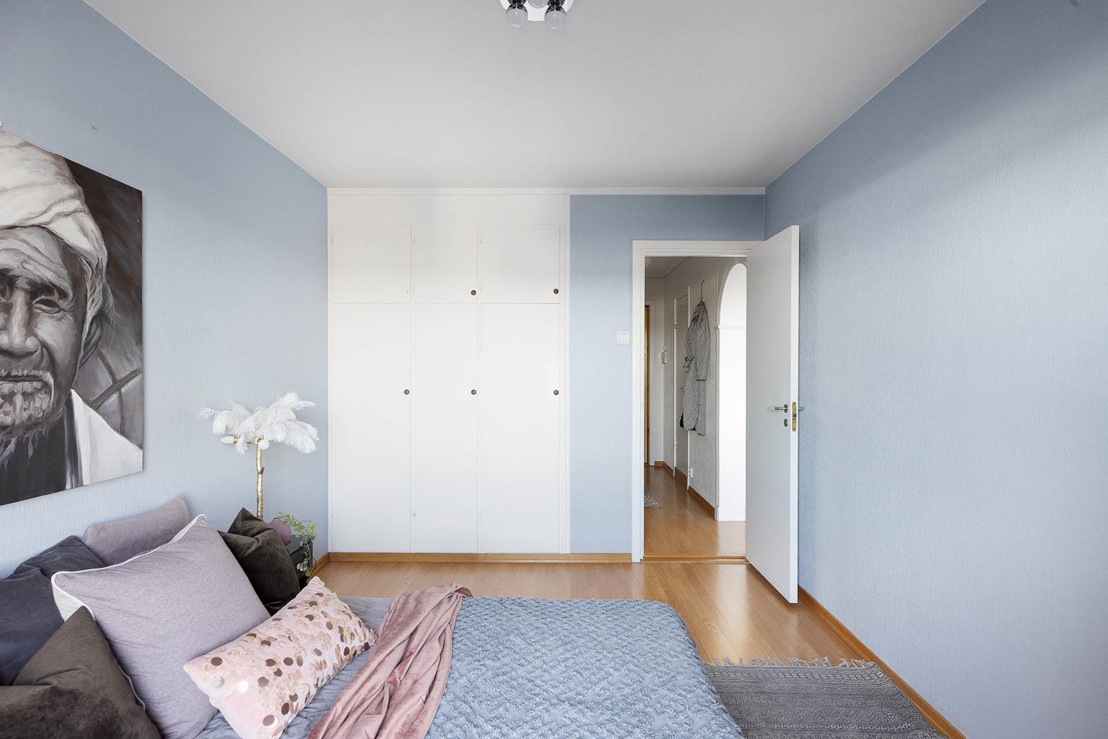 Praktisk med stort garderobeskap på soverommet Galleribilde