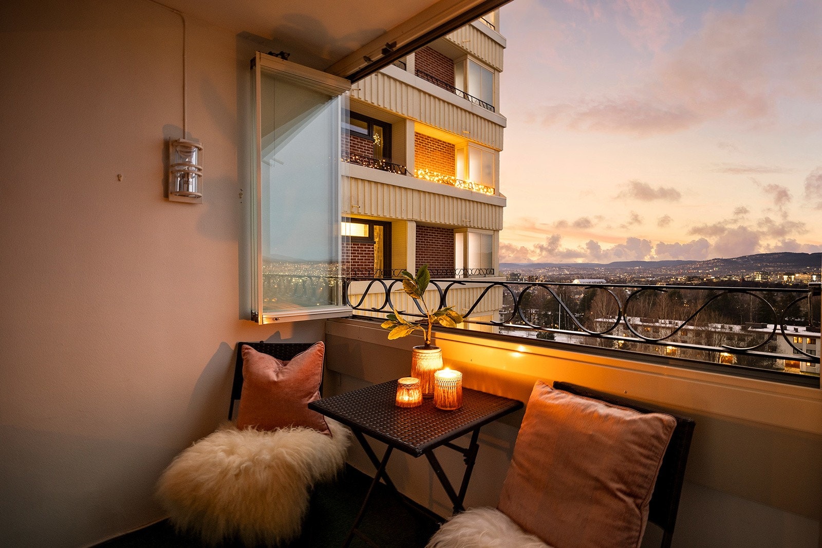 På sommeren kan glasset på balkongen åpnes opp og Galleribilde