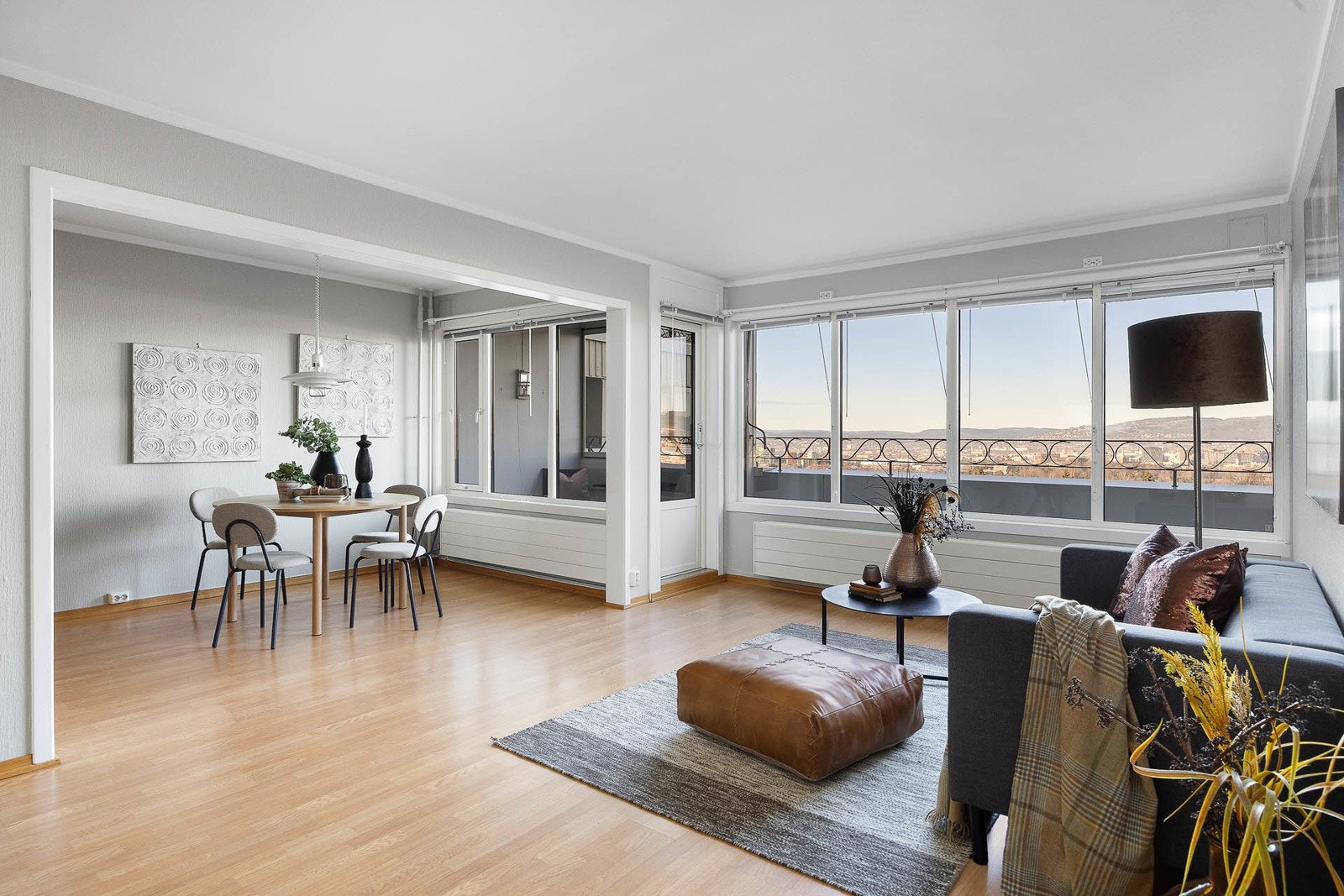 Store vindusflater sørger for godt med naturlig lys. Vinduer og balkongdør er fra 2008 Galleribilde