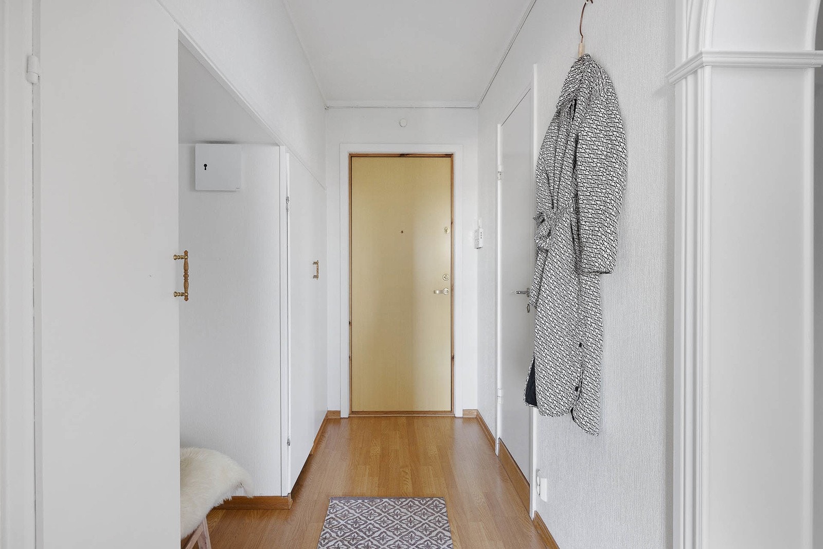 Romslig entré med garderobeskap for oppbevaring av klær og sko Galleribilde