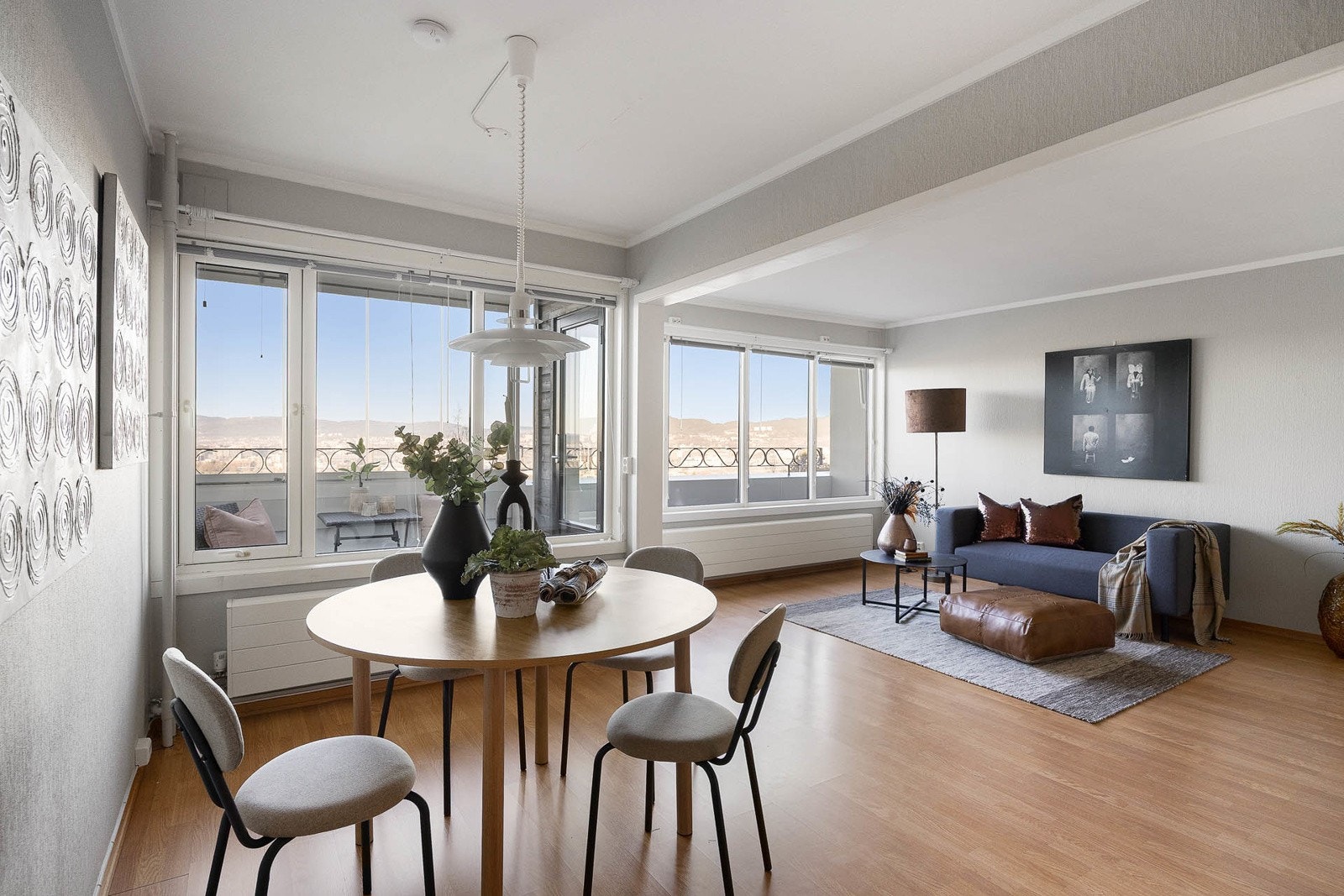 Åpen løsning mellom rommene skaper en sosial og luftig atmosfære Galleribilde