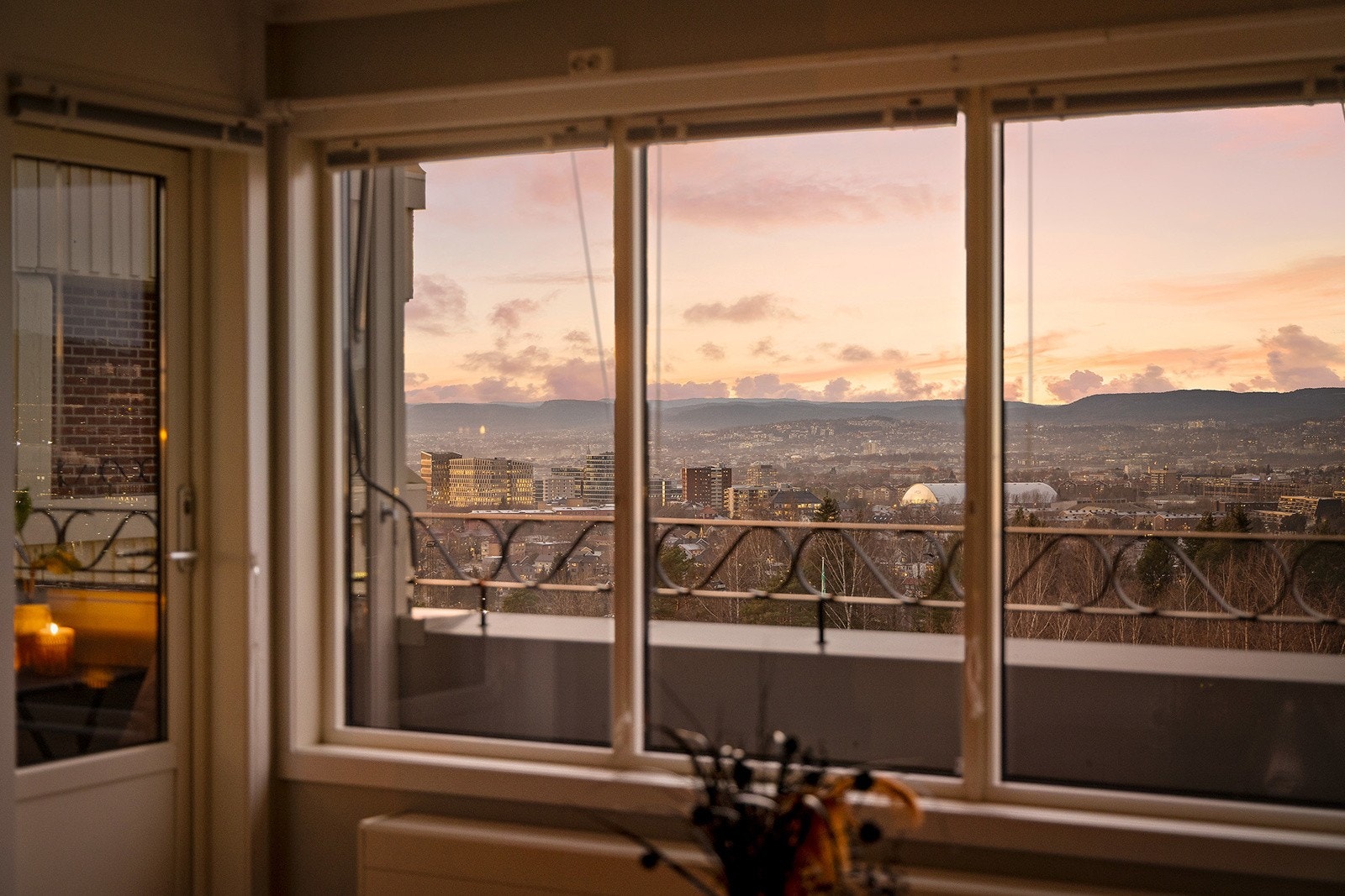 Hyggelig stemning med nydelig utsikt på kveldstid Galleribilde