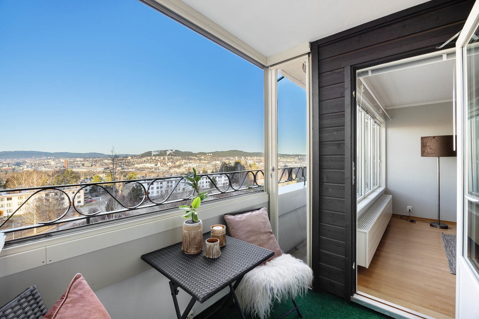 Balkong har plass til en hyggelig sittegruppe og her kan man sitte og nyte utsikten Galleribilde