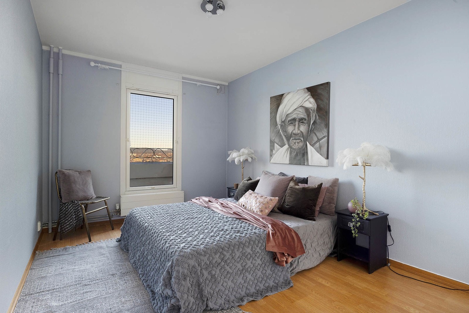 Soverom med god plass til dobbelseng med tilhørende nattbord Galleribilde