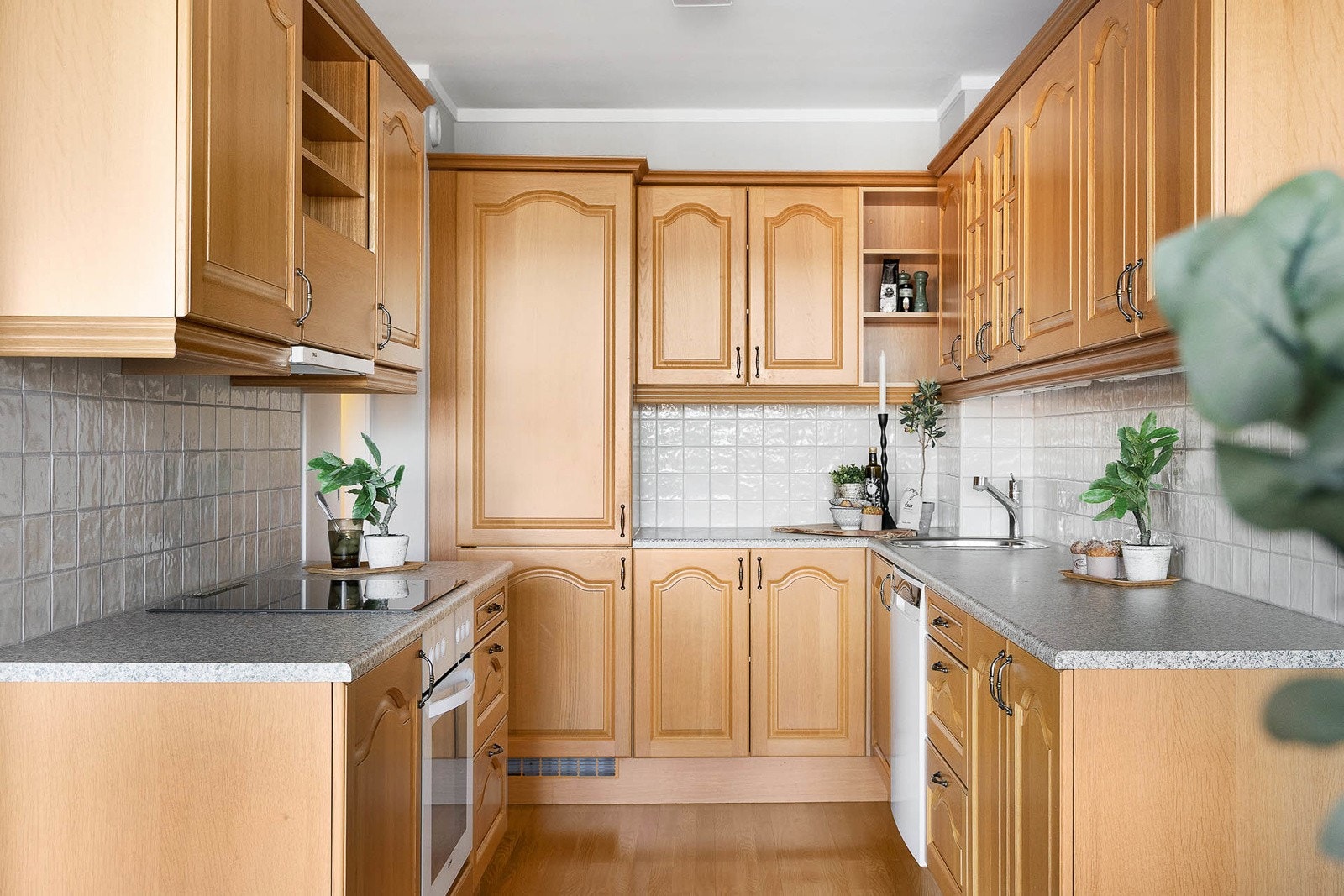 Kjøkken har godt med benke-/skapplass Galleribilde