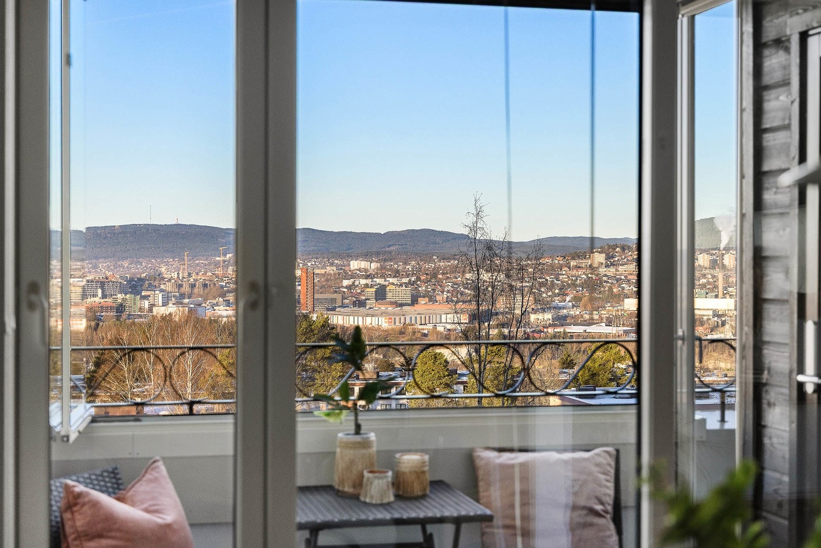 Balkongen fungerer som en herlig forlengelse av stuen og kan nytes store deler av året da den er inngalsset Galleribilde