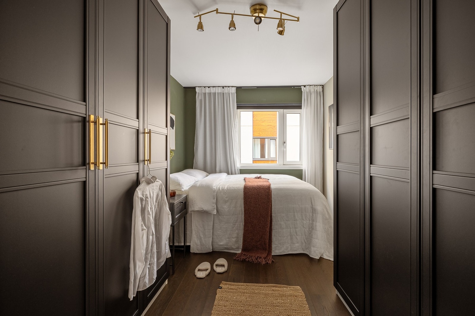 Rommet gir plass til dobbeltseng i tillegg til godt med oppbevaring. Galleribilde