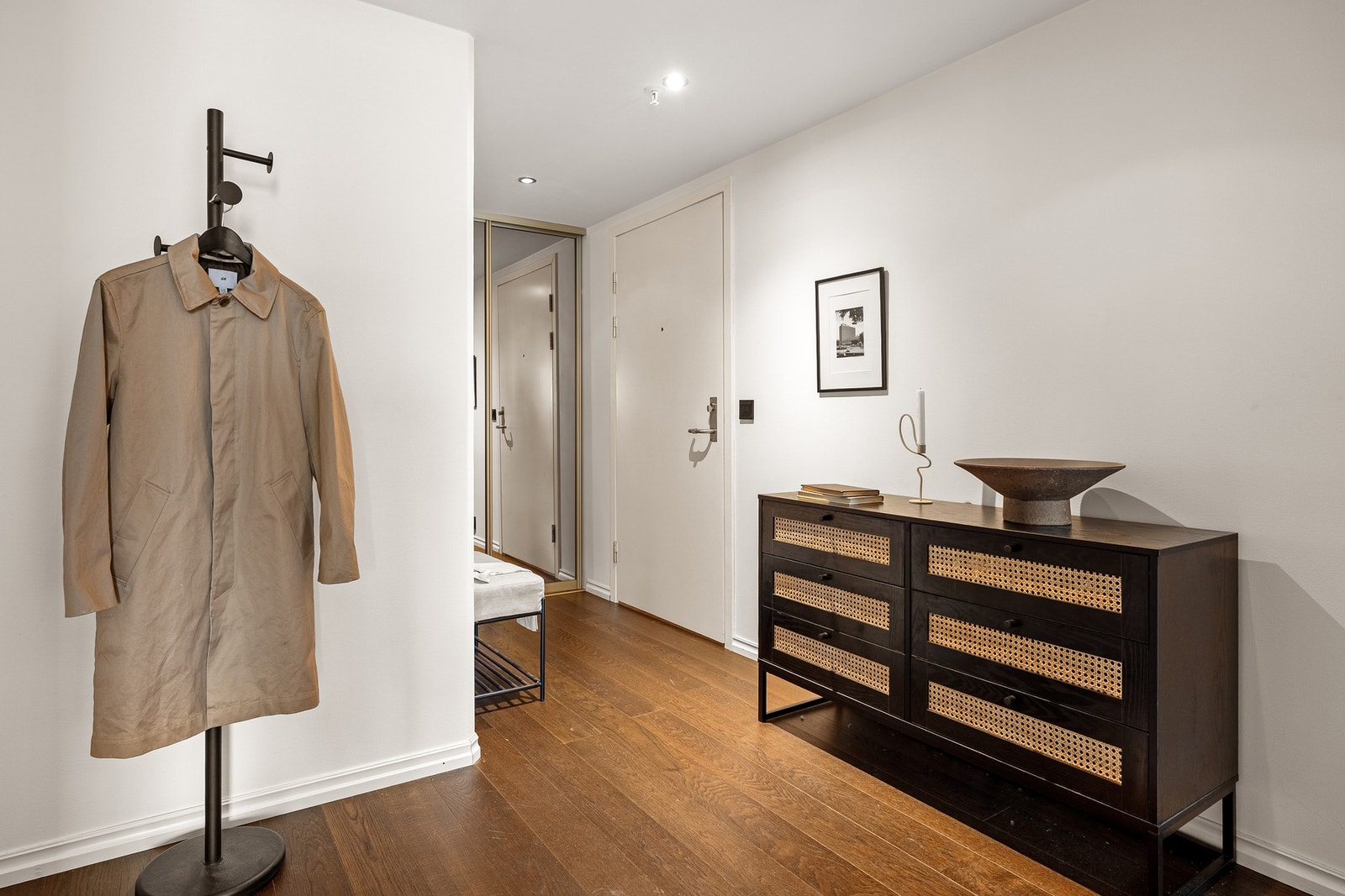 Entréen på ca. 8,3 kvm har god plass til yttertøy og oppbevaring. Galleribilde