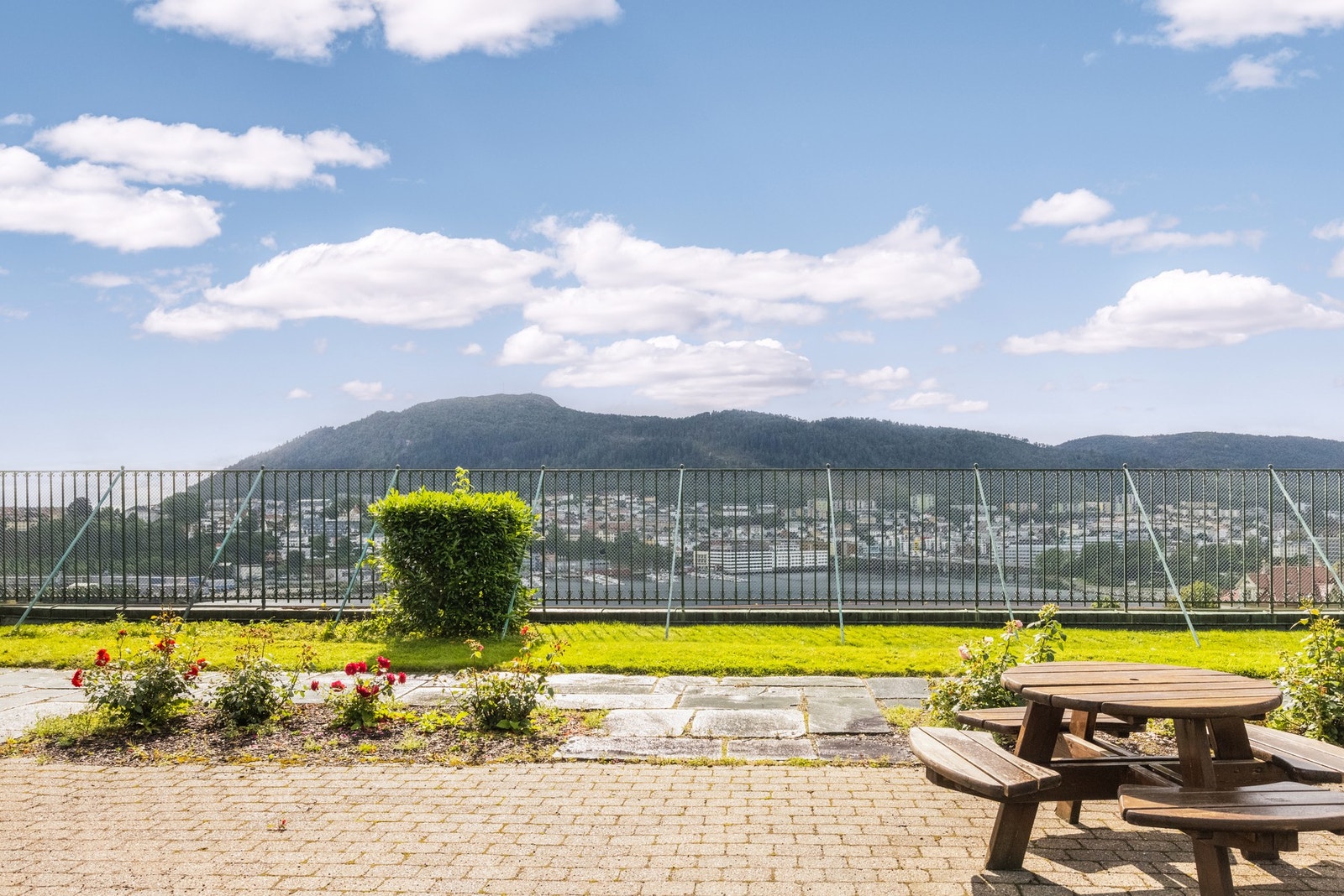 Borettslaget kan skilte med en flott takterrasse med panoramautsikt og sol fra morgen til den går ned. Galleribilde