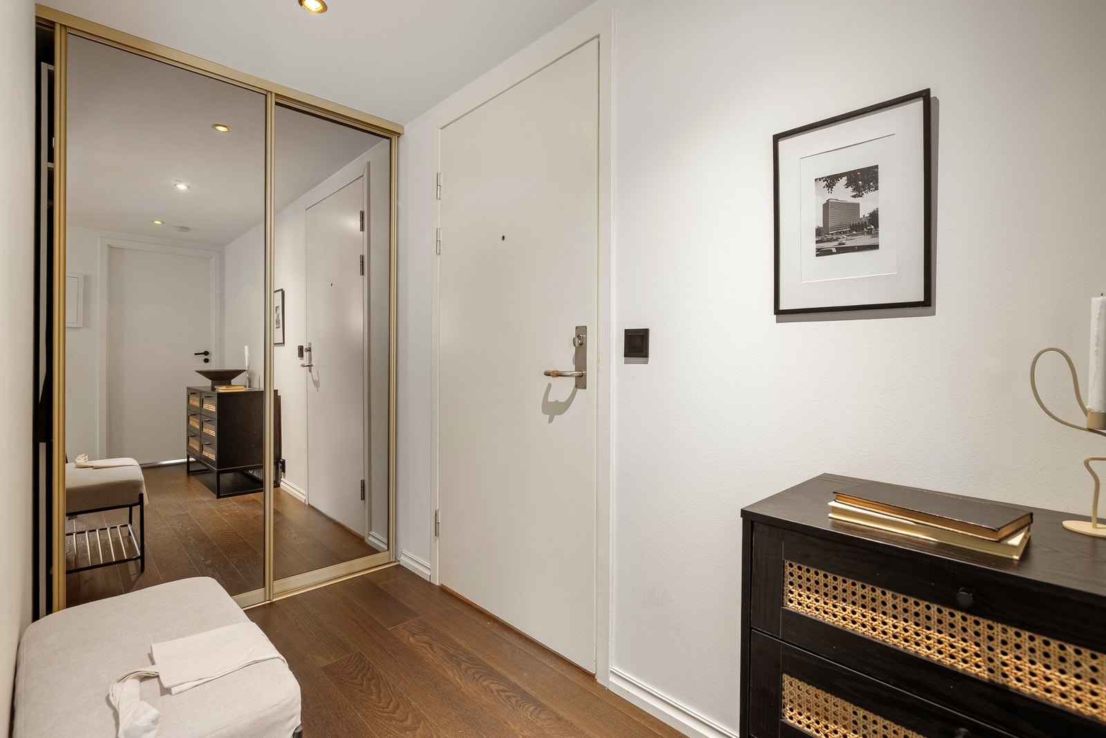 Entréen gir et godt førsteinntrykk i tillegg til gode oppbevaringsmulighter i garderobe. Galleribilde