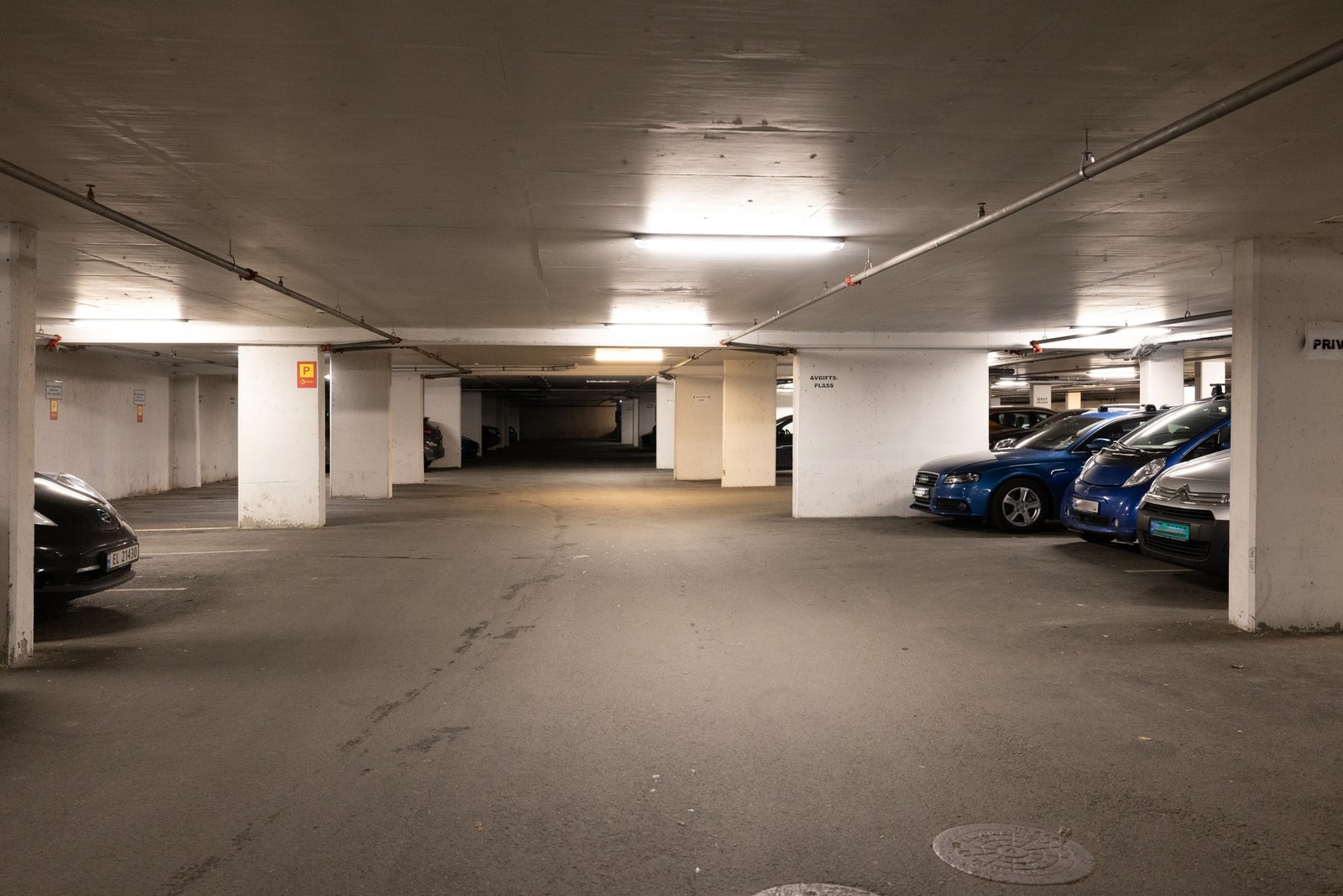 Plassen er merket C-305 og har elbillader. Galleribilde