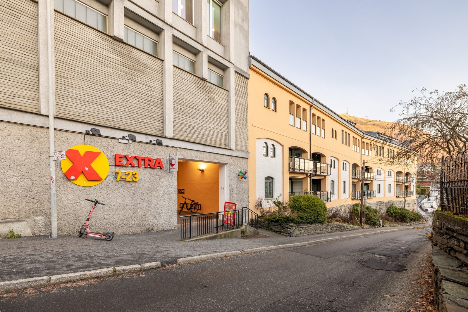 Extra ligger kun et steinkast unna leiligheten. Galleribilde