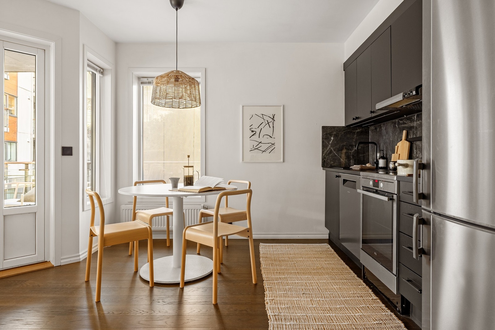 Her er det en-stavs parkett på gulv, og gjennomlys fra vinduene. Galleribilde