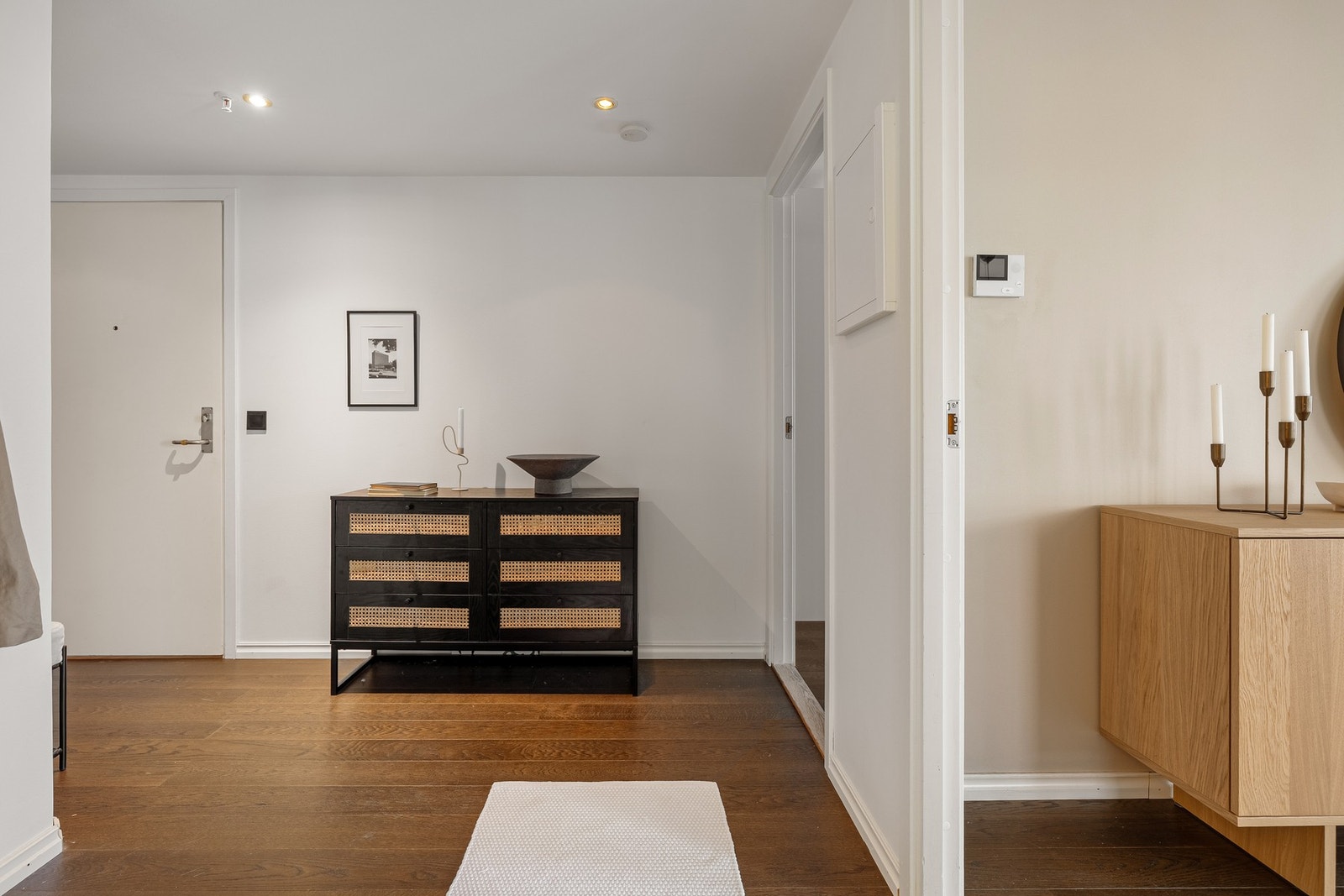 I taket er det spotter, og gulvet er lagt med 1-stavs eikeparkett. Galleribilde