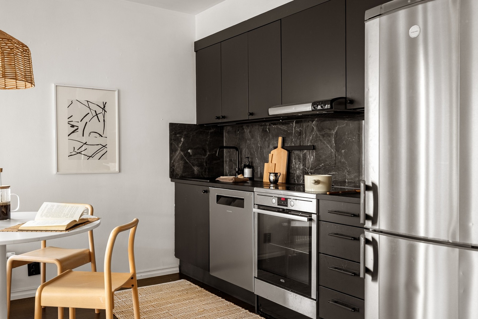 Kjøkkenet har spesialbestilte fronter, laminat benkeplate og nedfelt vask. Galleribilde