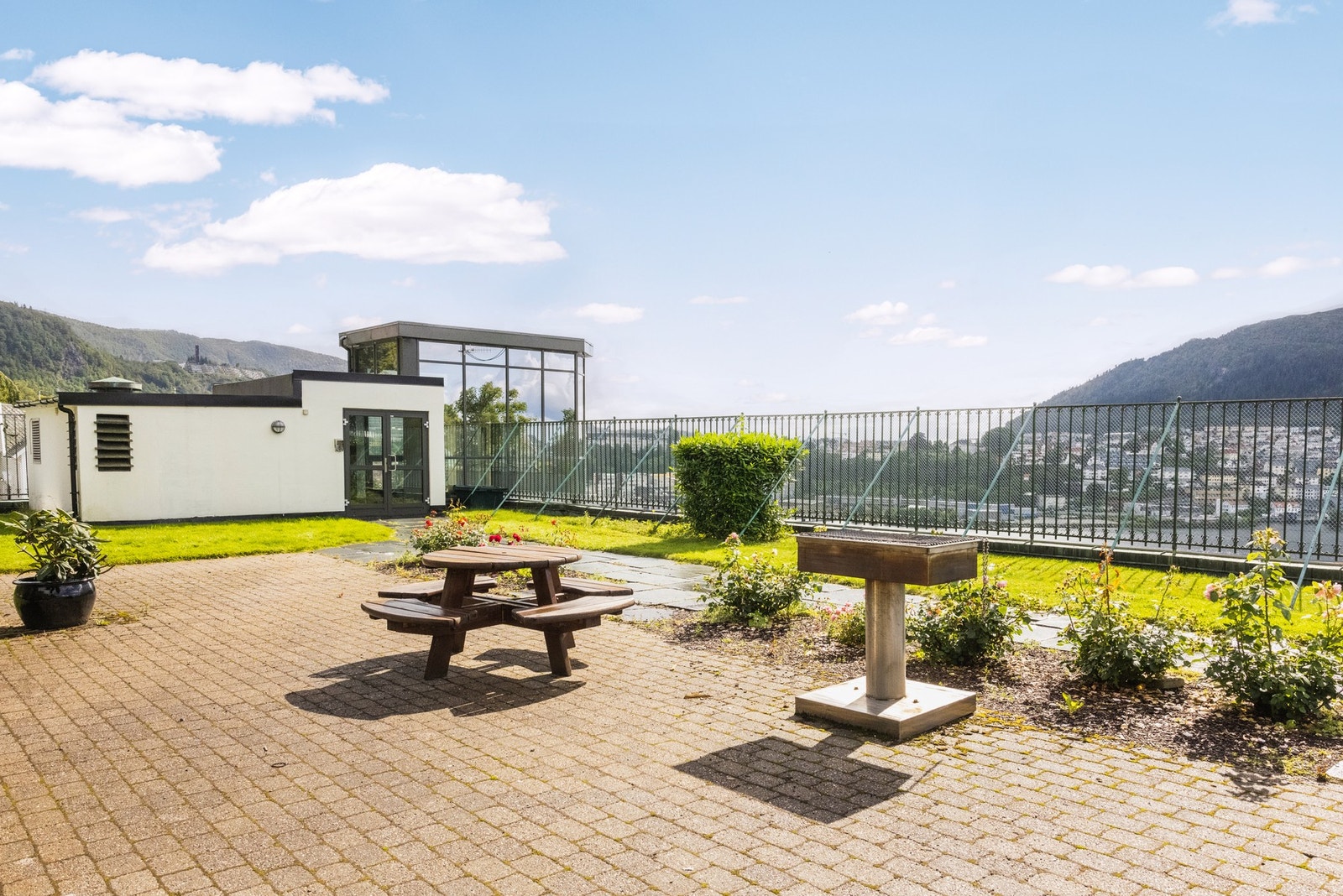 Terrassen er felles og kan benyttes av alle andelseiere. Galleribilde