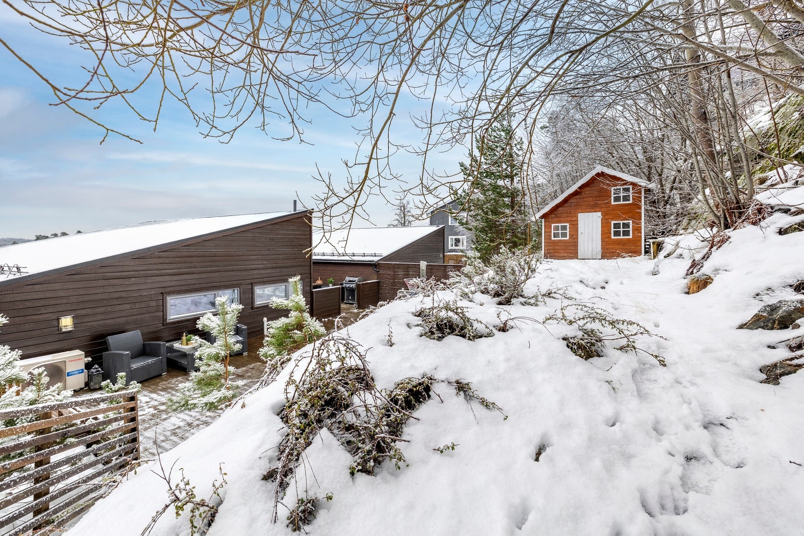 Boligen byr også på en sjarmerende dukkestue, som er et hyggelig supplement for barnefamilier og bidrar til et familievennlig uterom. Galleribilde