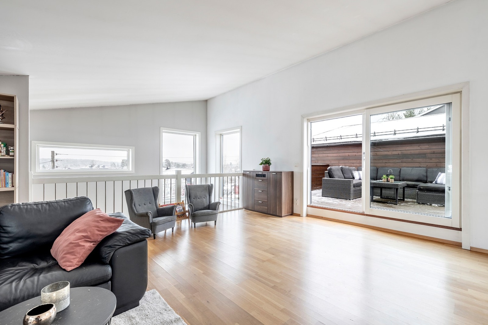 Fra stuen er det utgang til en romslig terrasse på ca. 75 kvm. Galleribilde