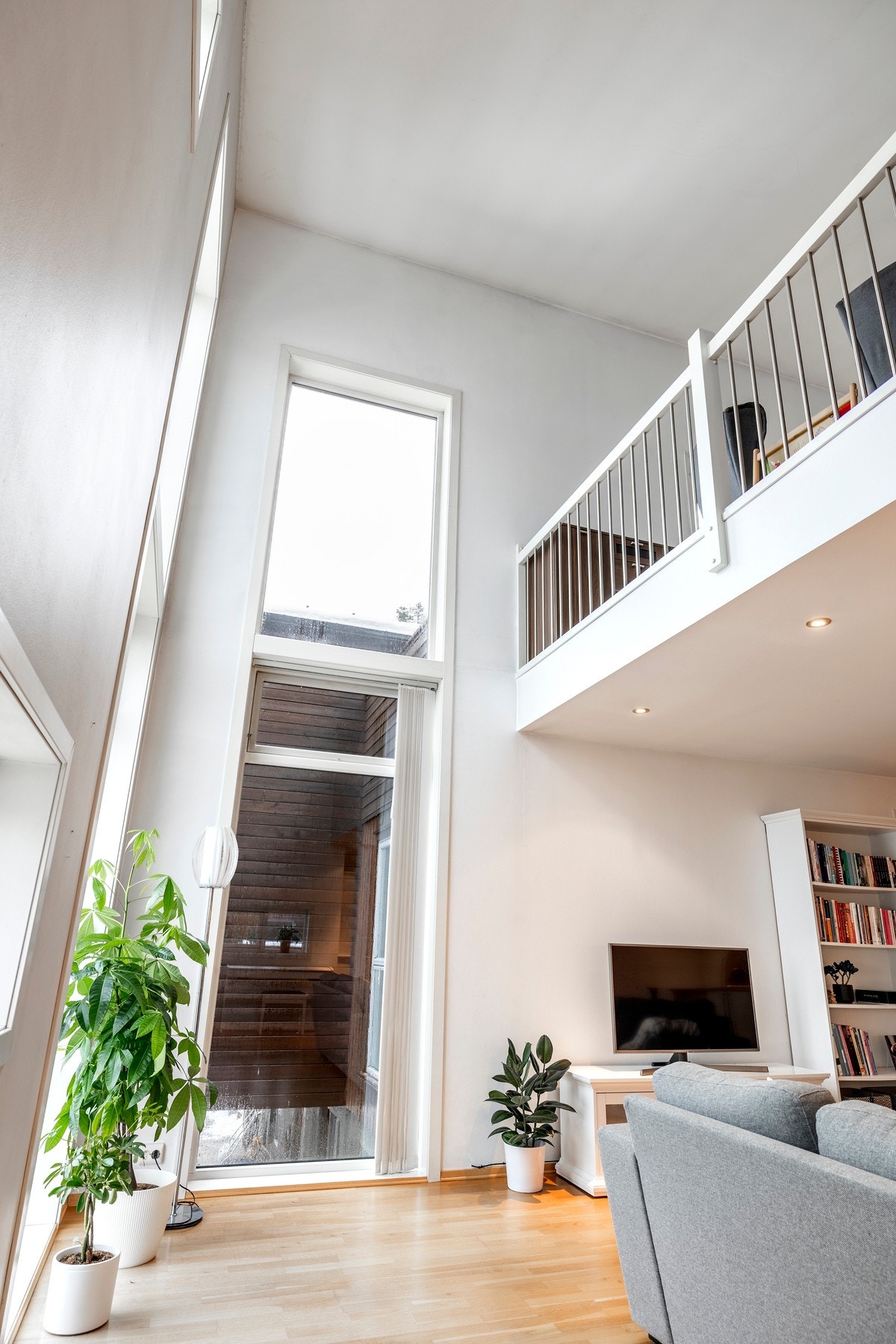 Den gode takhøyden i deler av stuen gir en ekstra åpen og luftig romfølelse. Galleribilde