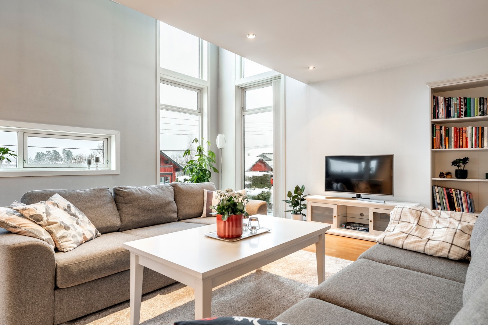 Dette er en lekker og luftig del av en tomannsbolig beliggende i et attraktivt og barnevennlig boligområde på Myrvoll. Galleribilde