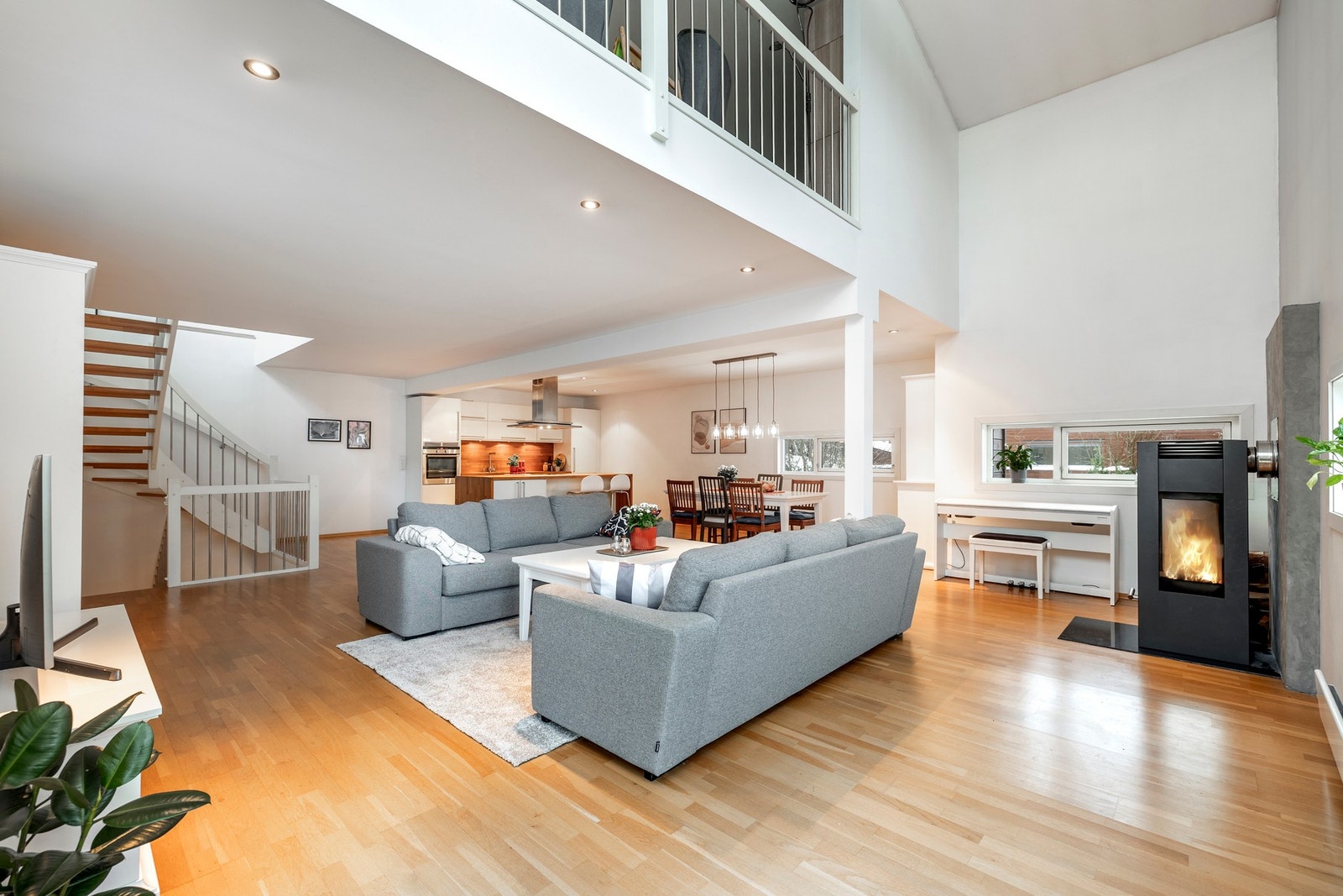 Stuen fremstår lys og romslig med store vindusflater som slipper inn rikelig med naturlig dagslys. Galleribilde