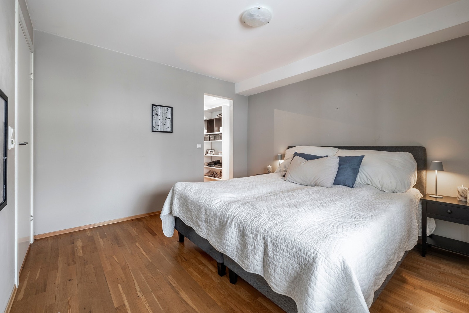 Fra det ene soverommet i underetasjen er det adkomst til et eget garderoberom. Galleribilde