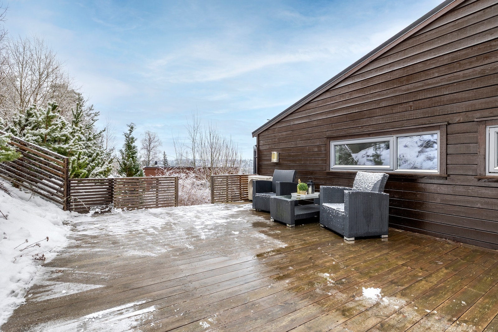 Fra terrassen er det trapp ned til et platå, samt granitttrapp videre ned hage og inngangsparti. Galleribilde