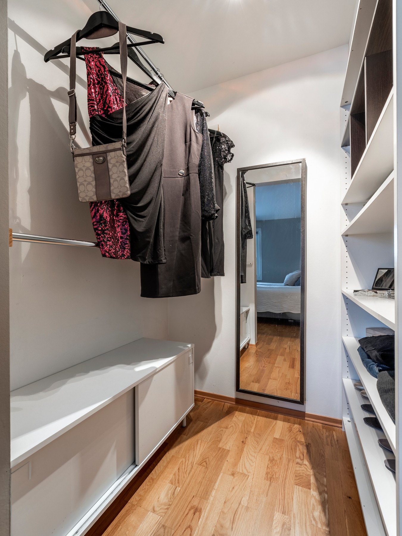 Garderoberommet er innredet med diverse innredning, Galleribilde