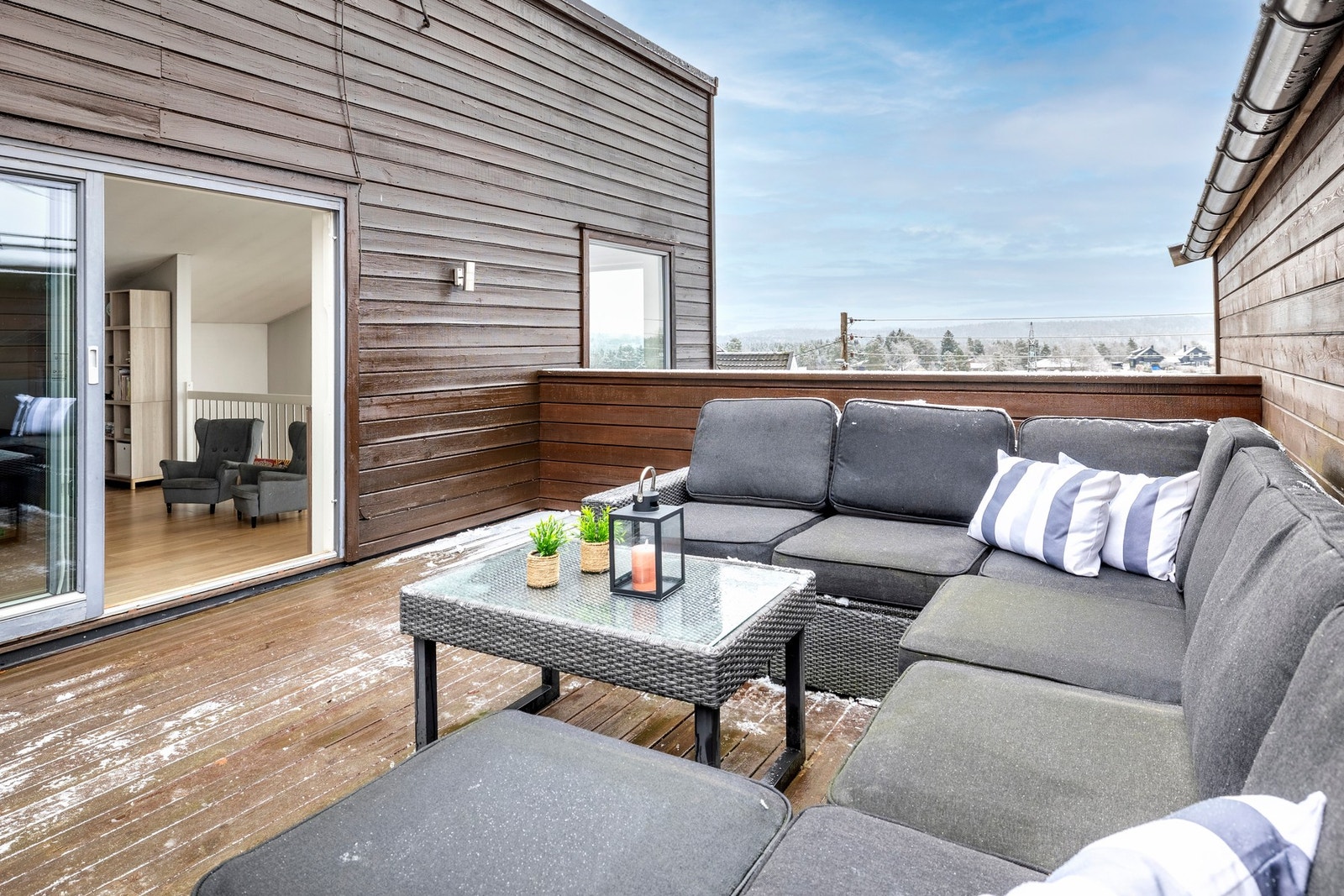 Fra stuen i 2.etasje er det utgang til en romslig terrasse på ca. 75 kvm. Galleribilde