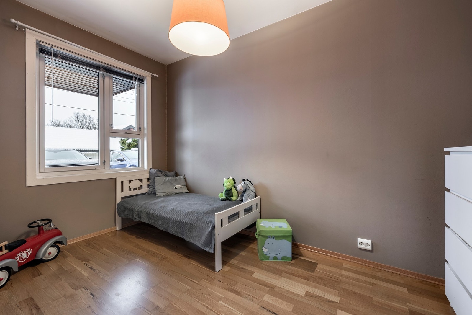 Soverommene har god plass til seng, nattbord og diverse oppbevaring. Galleribilde