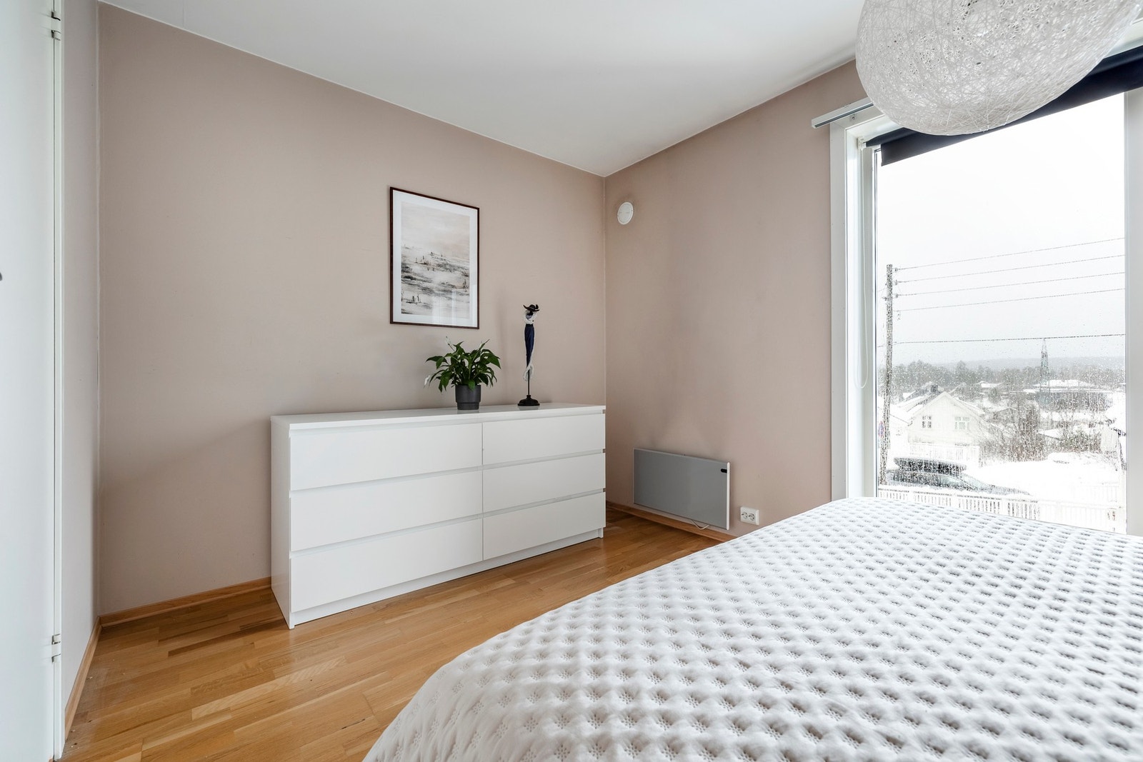 Hovedsoverommet er meget romslig med god plass til dobbeltseng, nattbord og øvrig møblement. Galleribilde