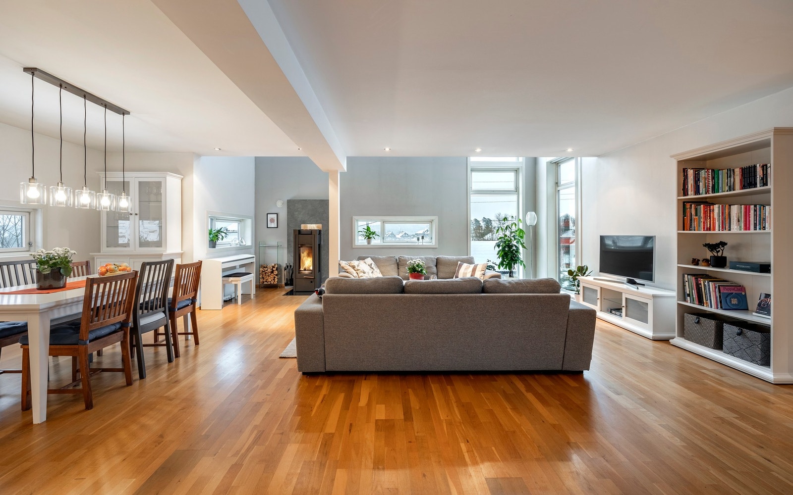 Rommets størrelse gir god plass til både en komfortabel TV-lounge og en romslig spisestue, som enkelt kan deles inn i ulike soner. Galleribilde