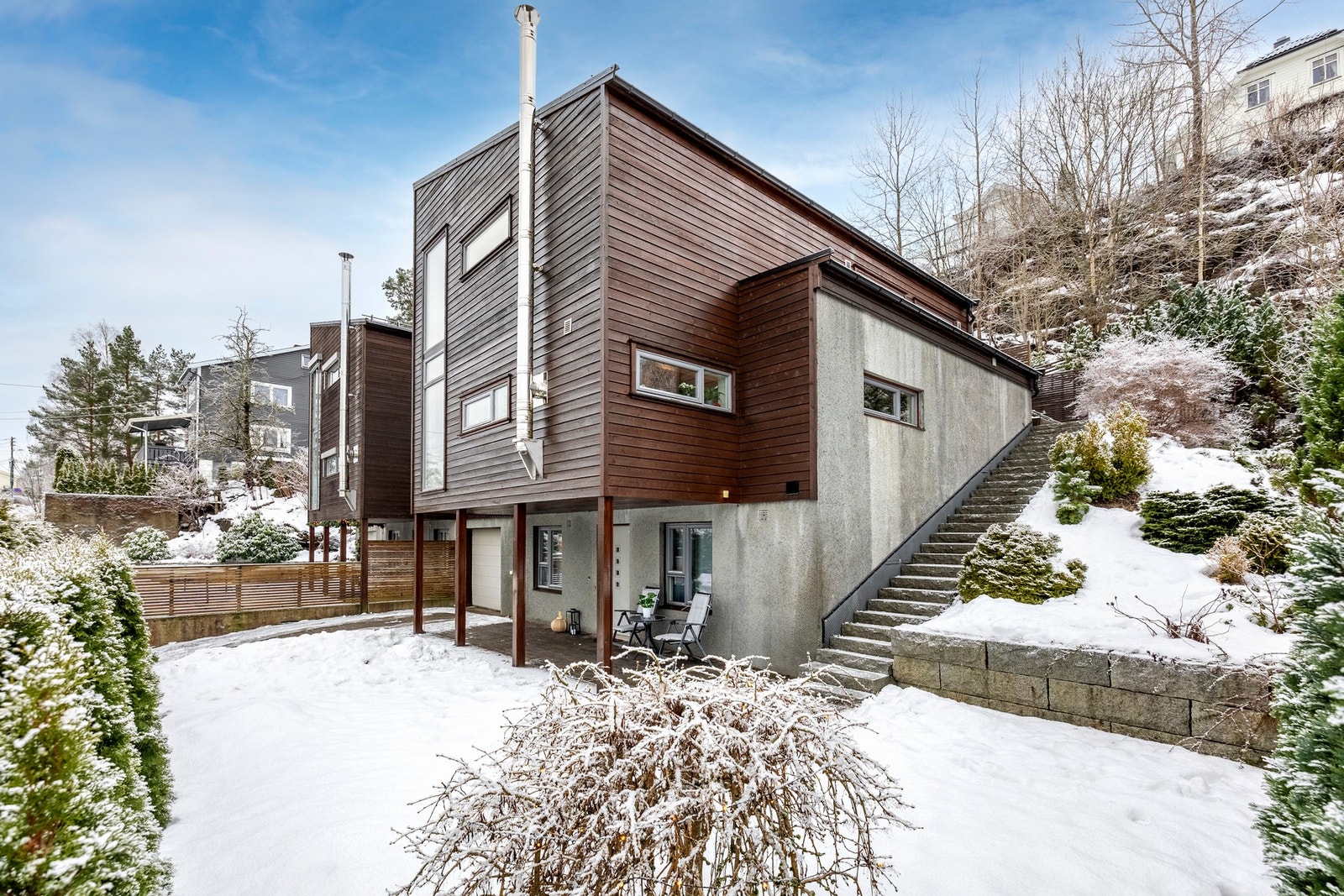 Foran boligen er det i tillegg en koselig hage som bidrar til et hyggelig og innbydende førsteinntrykk. Galleribilde