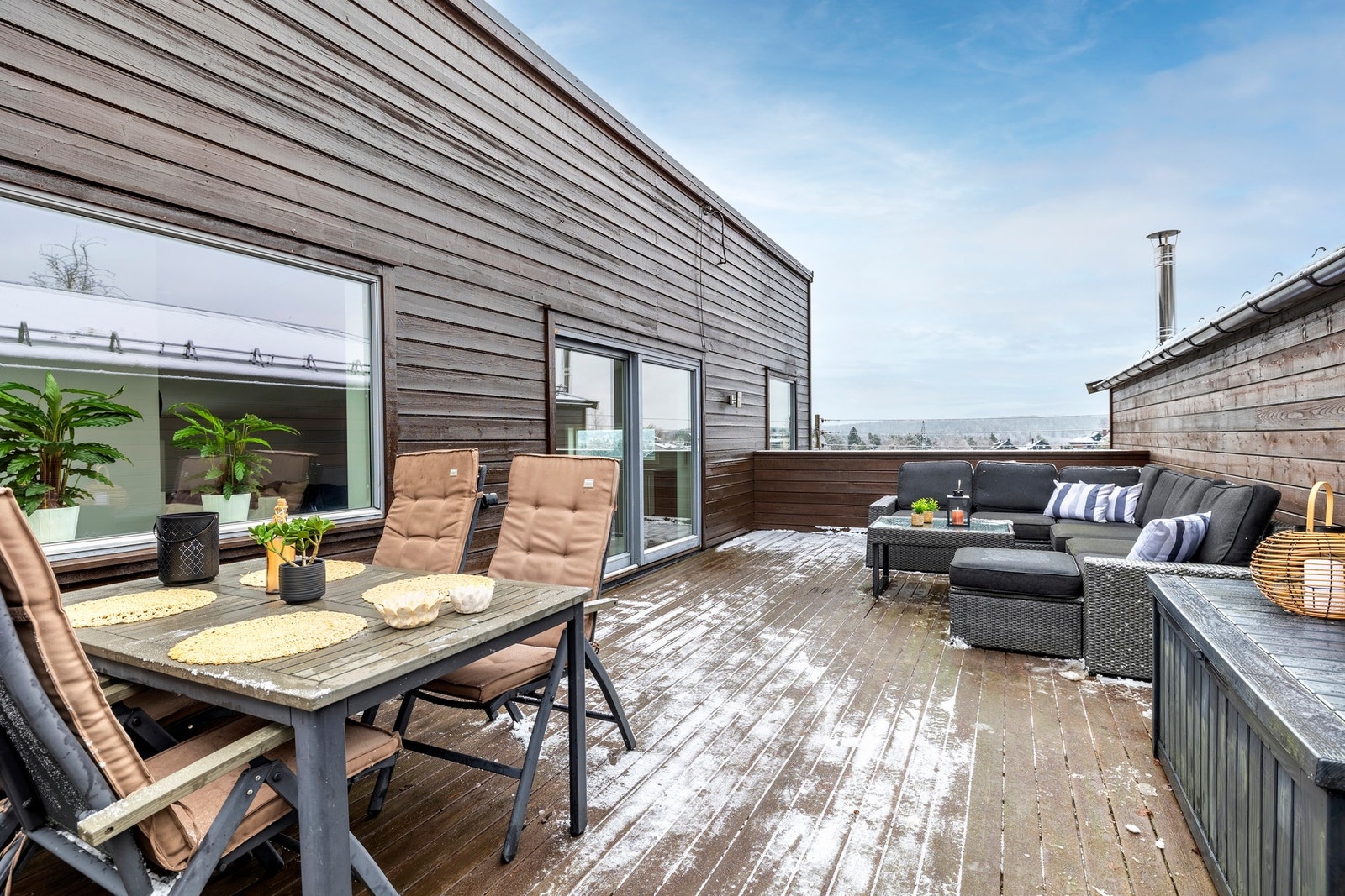 Boligen har et attraktivt og funksjonelt uteområde som innbyr til både avslapning, lek og sosiale sammenkomster. Galleribilde