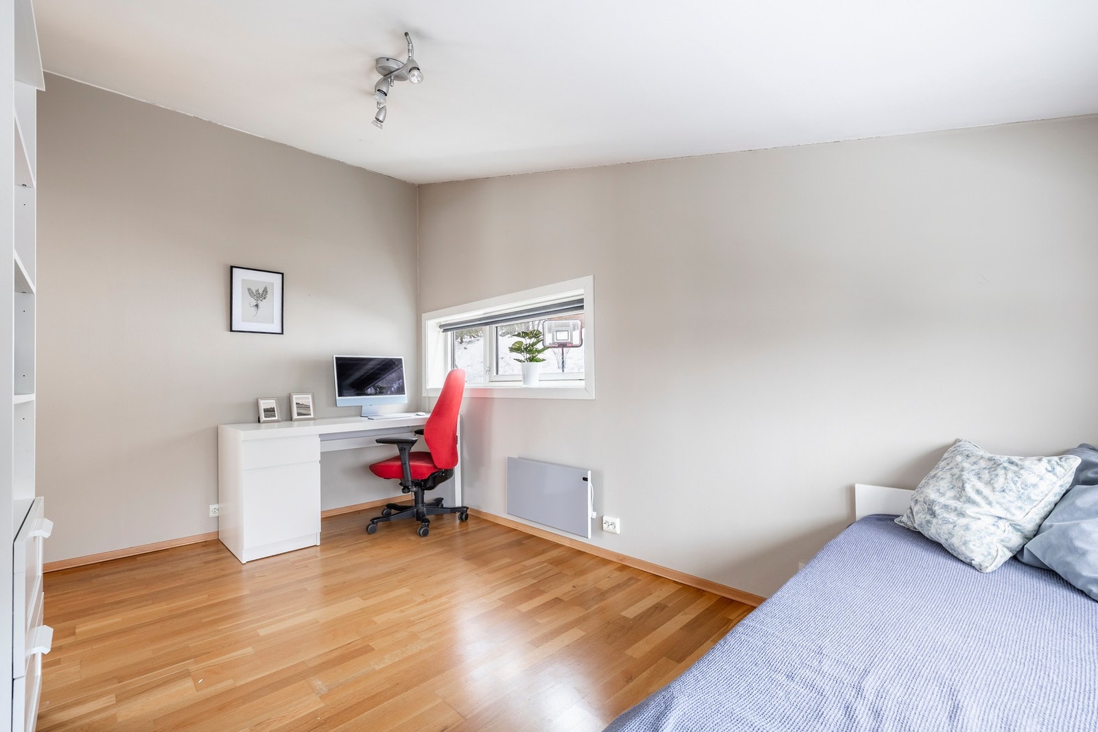 I etasjen er det også et romslig soverom. Galleribilde