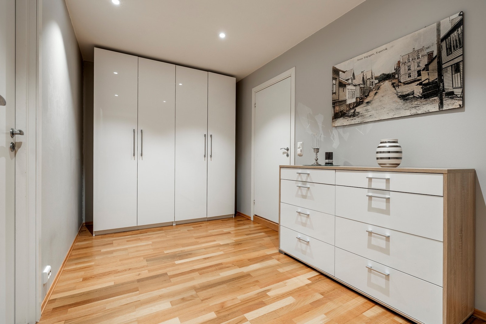 Garderobe mellom soverommet og badet. Galleribilde