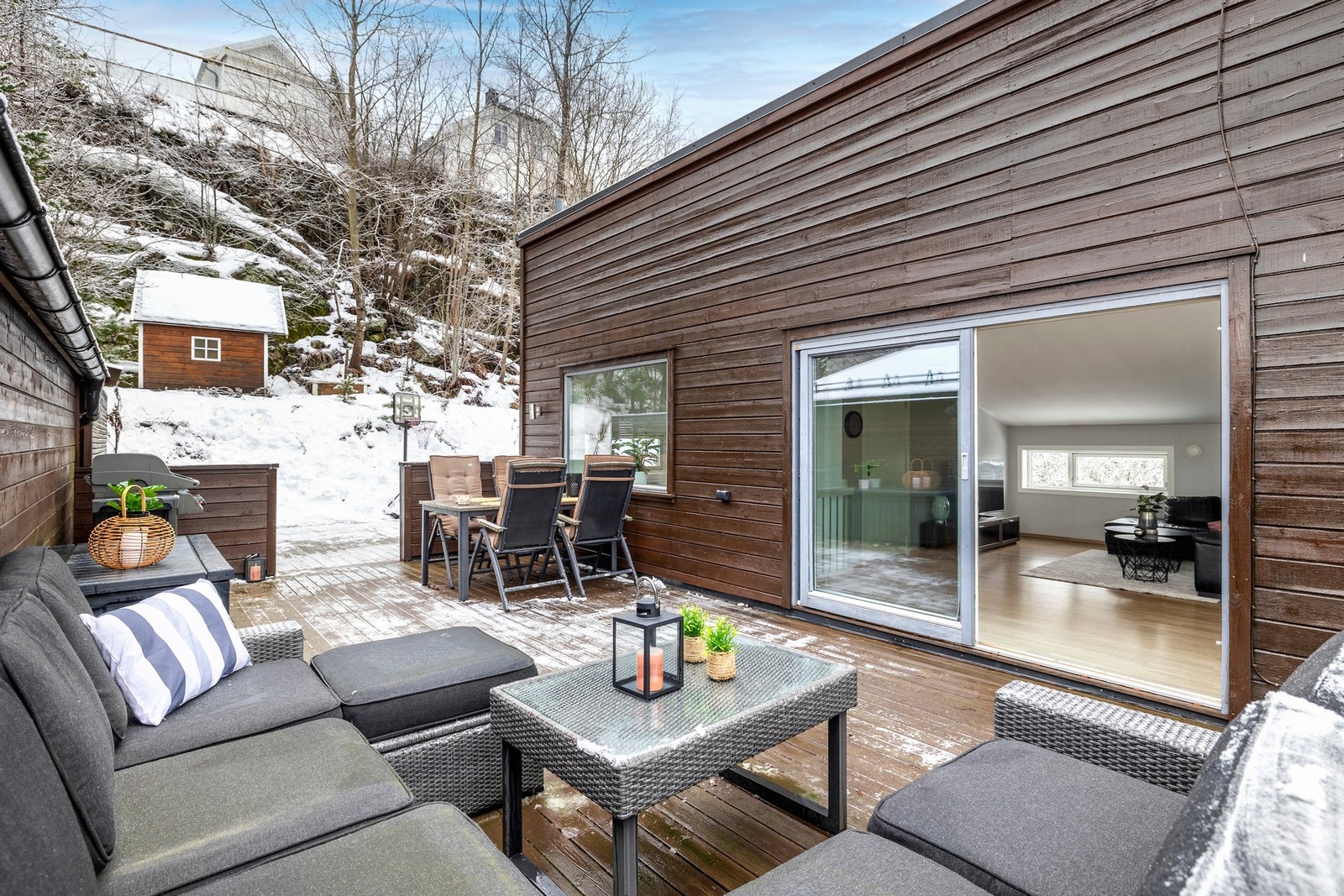 Terrassen fungerer som en naturlig forlengelse av oppholdsrommet i sommerhalvåret. Galleribilde