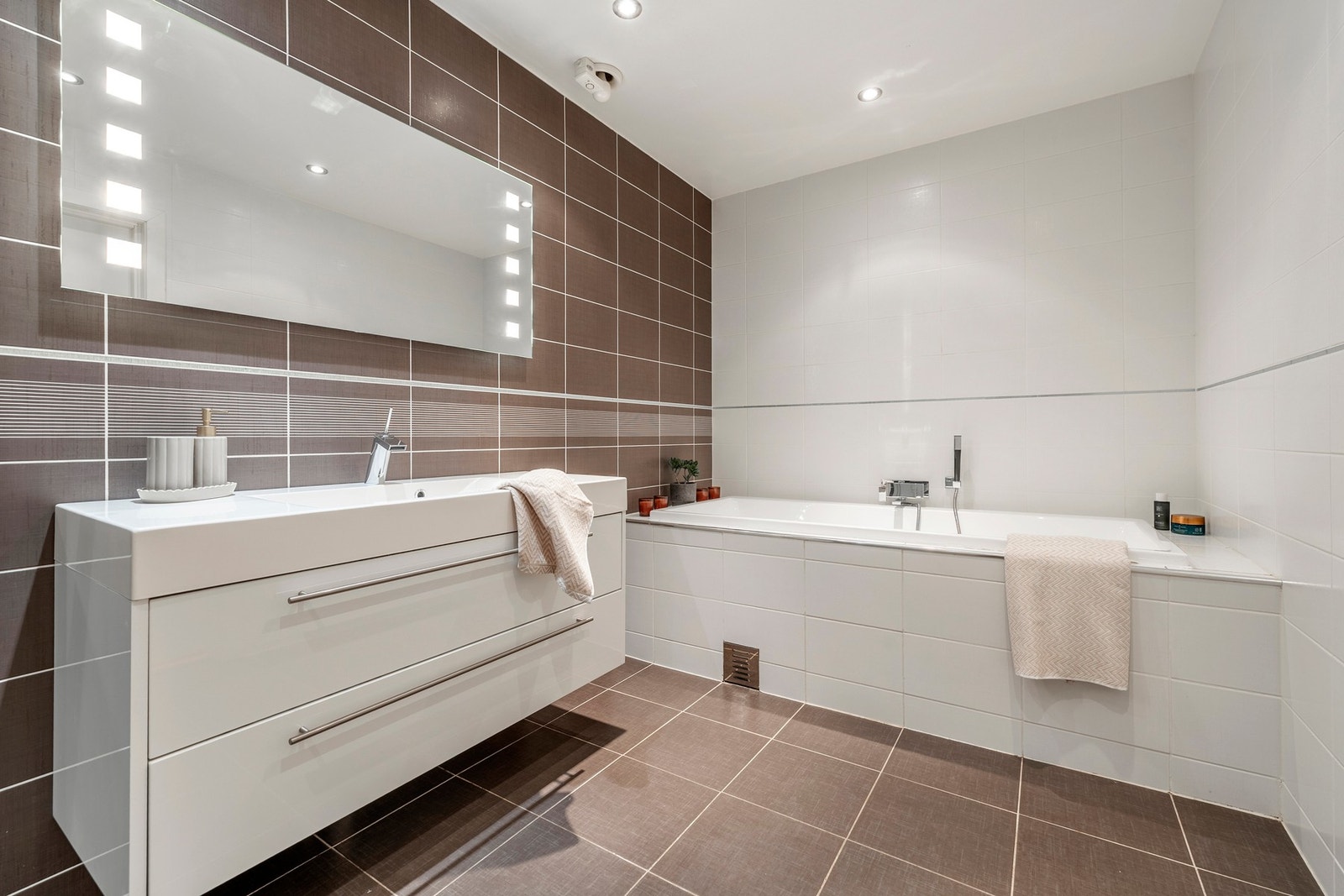 Badet er utstyrt med flislagte vegger- og gulv, varmekabler og innfelt downlights. Galleribilde