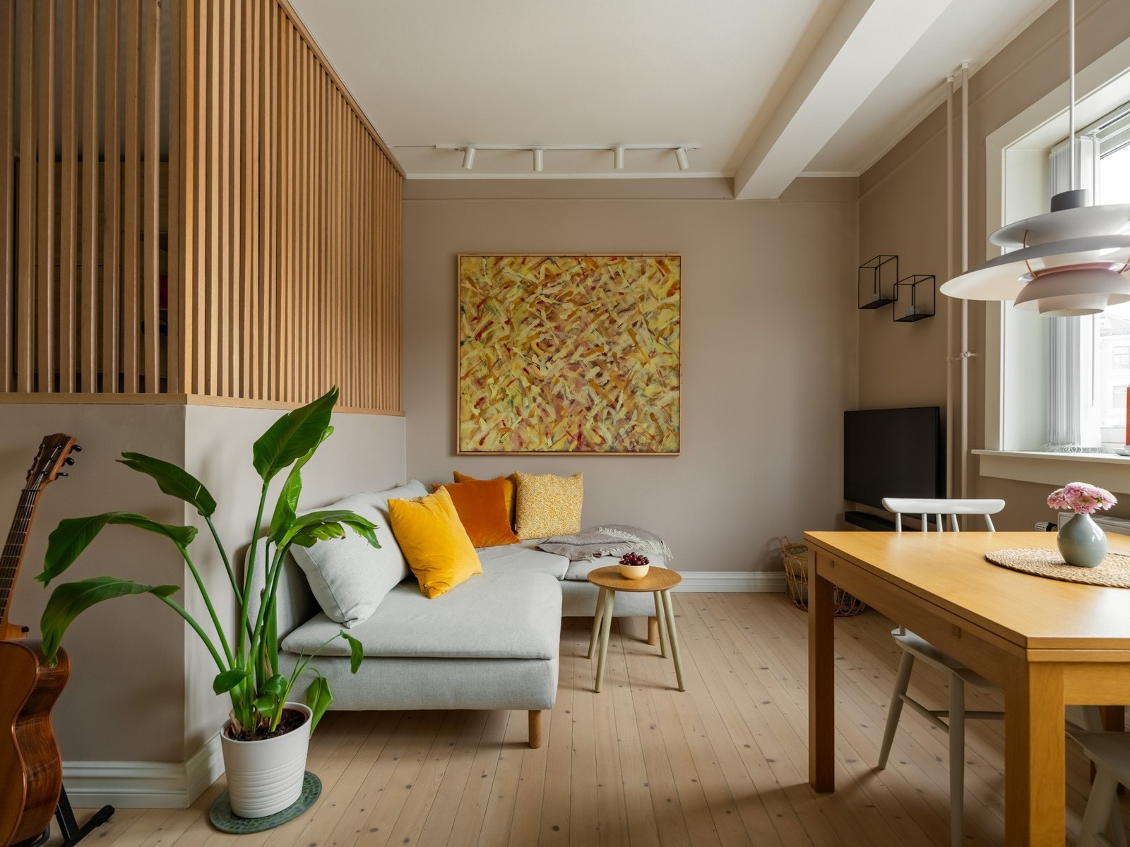 Alkoven oppleves som en naturlig del av stuen, og har en dekorativ spilevegg som slipper inn godt med lys. Galleribilde