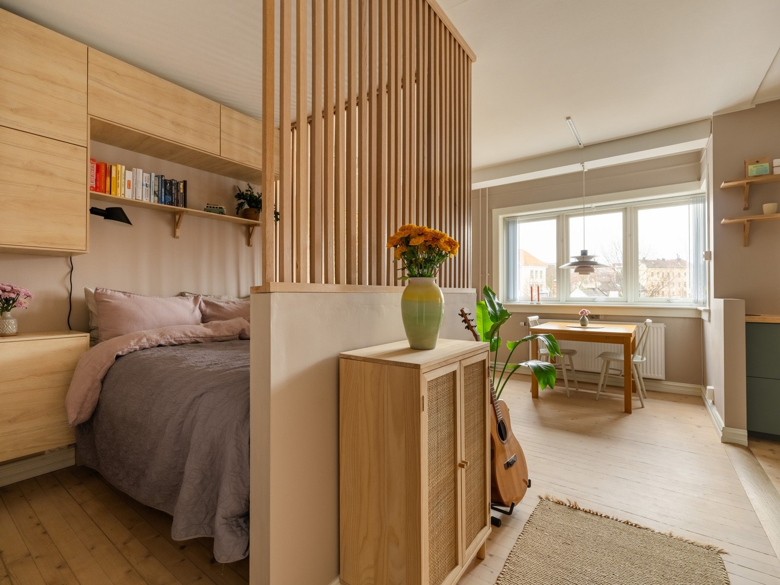 Ikke bare skaper alkoven en lun og skjermet soveplass, men har godt med oppbevaringsplass. Galleribilde