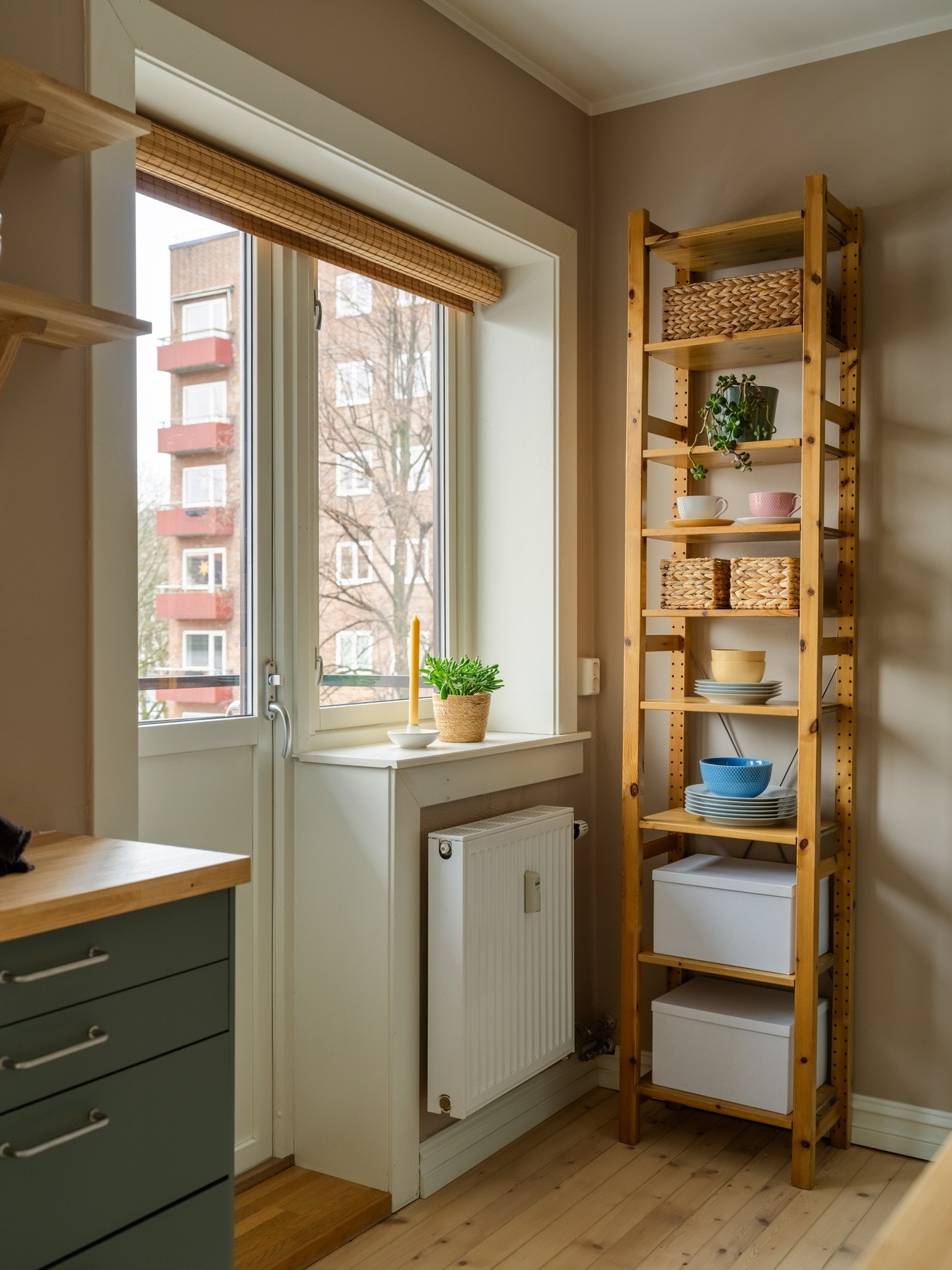 Som en forlengelse av kjøkkenet, er det videre utgang til en herlig balkong. Galleribilde