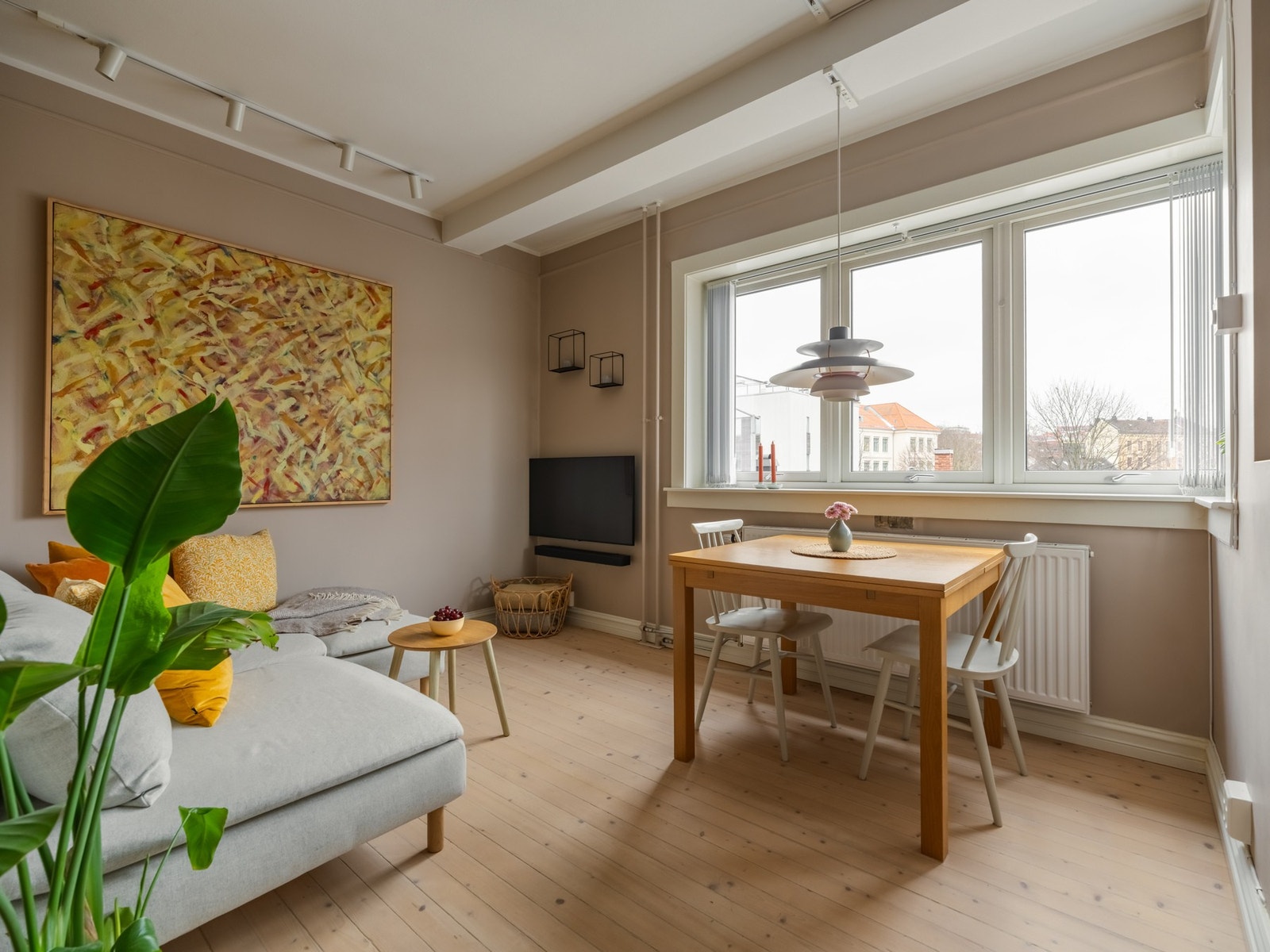 Her har du plass til det nødvendige, nemlig sofa, tv-løsning og spisebord! Galleribilde