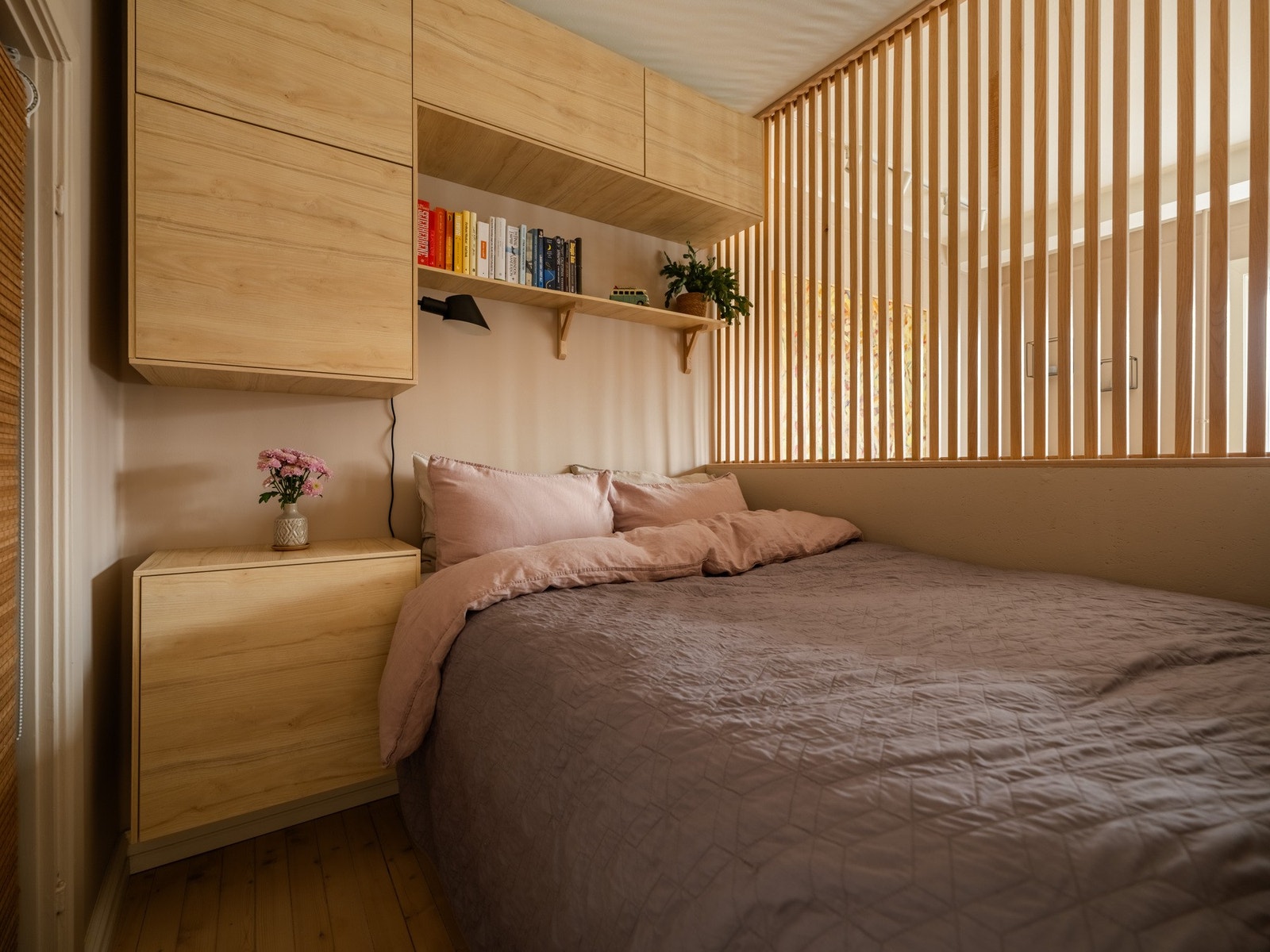 Oppbevaringsskapene er plassbygd i 2023, og står i god stil til resten av leiligheten. Galleribilde